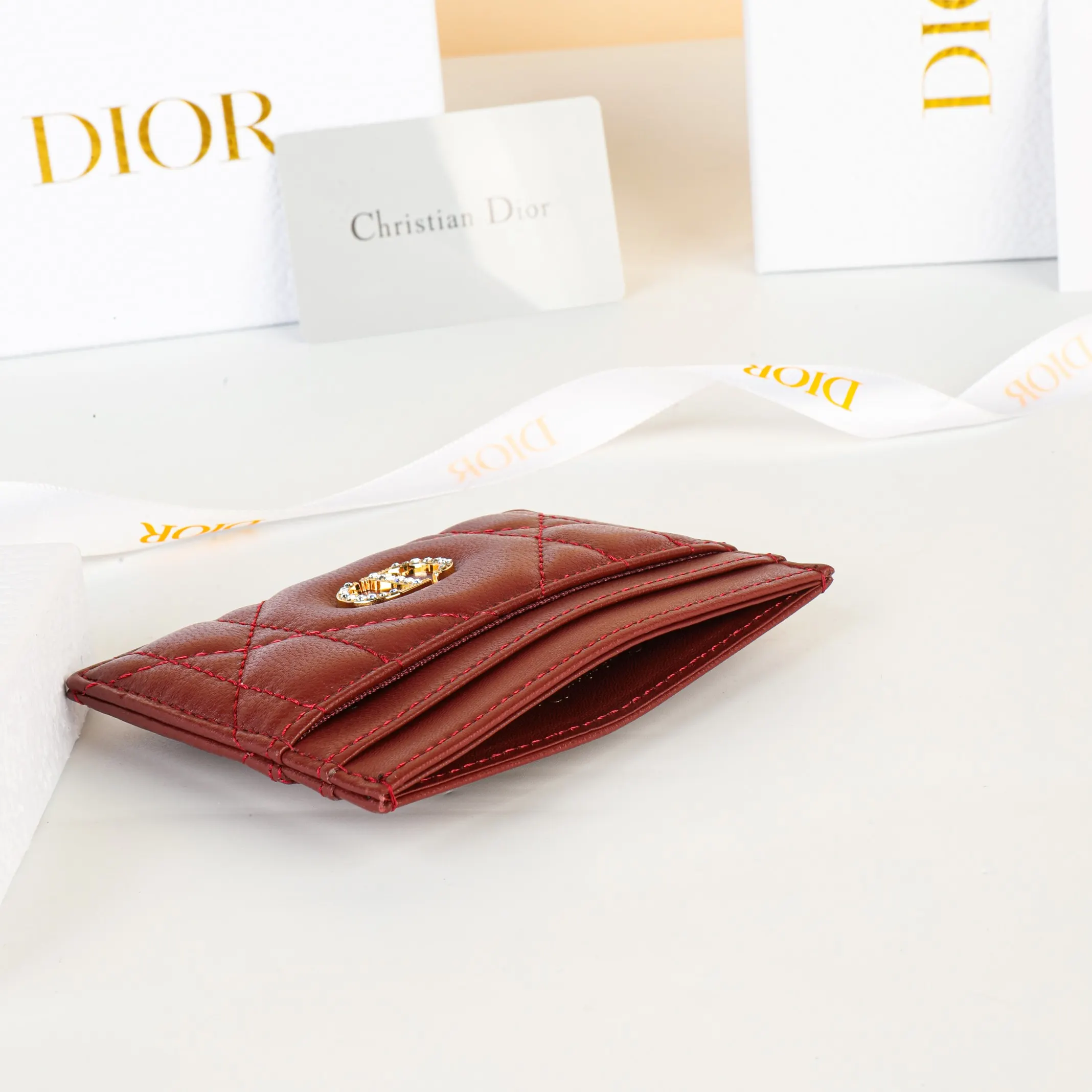 Dior Caro 酒红色羊皮卡夹 精致短款钱包