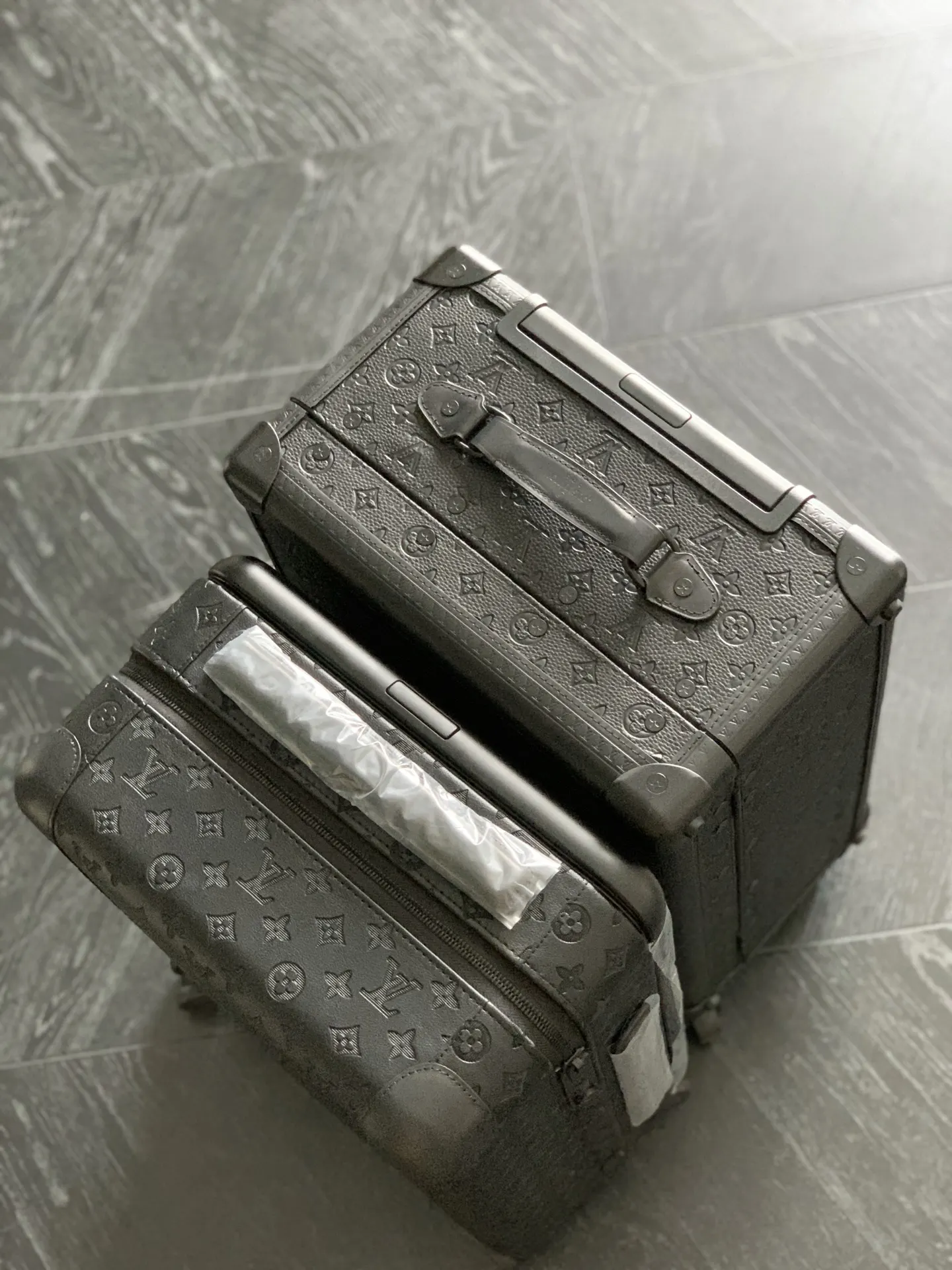 牛皮 密码锁带来稳妥保护 主 隔层设有拉链袋和可拆卸隔断 行李箱 旅行拉杆款 轻便出行款