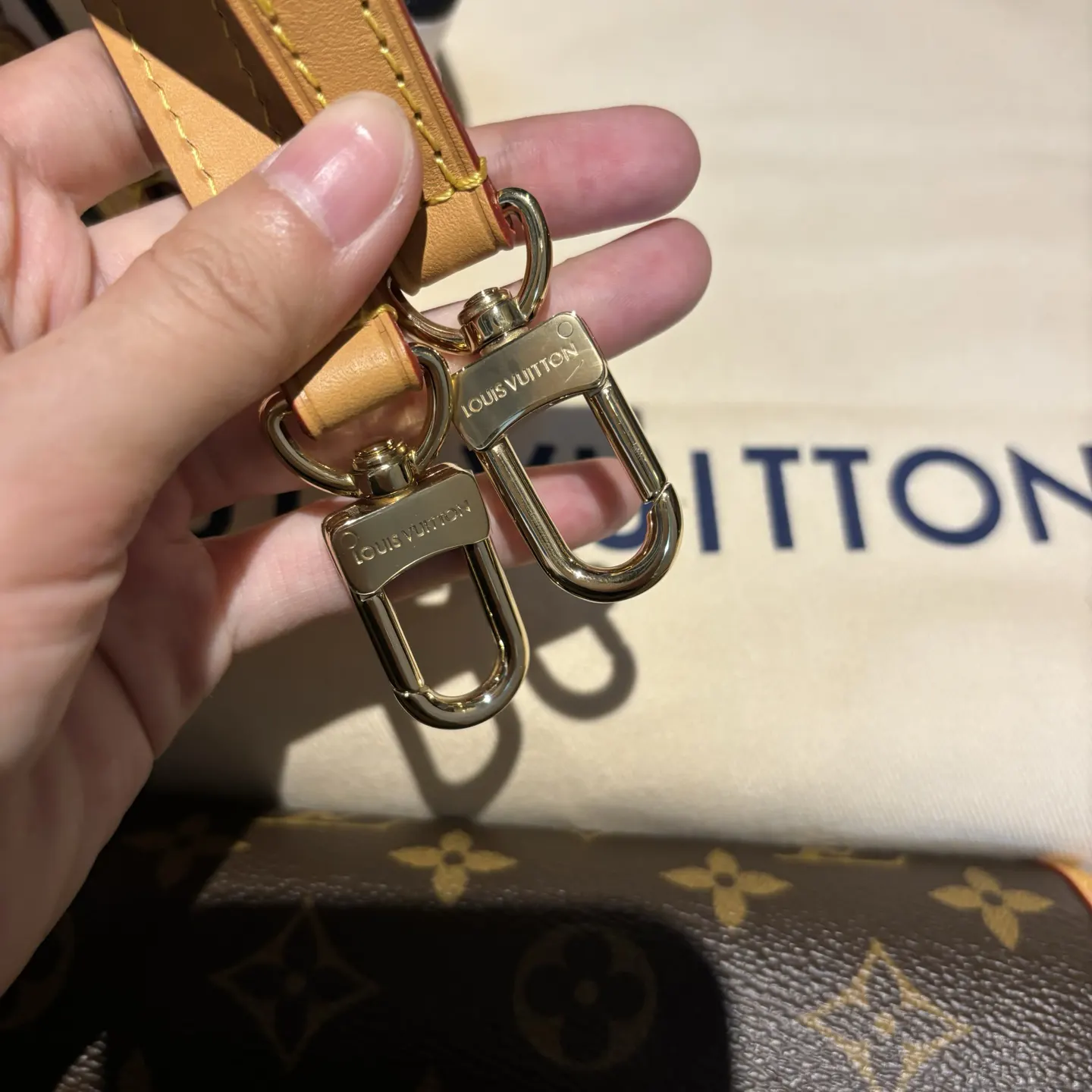 法棍包有 根肩带 一根是皮的 一根是编制的 自重都很 腋下包 復古腋下背款