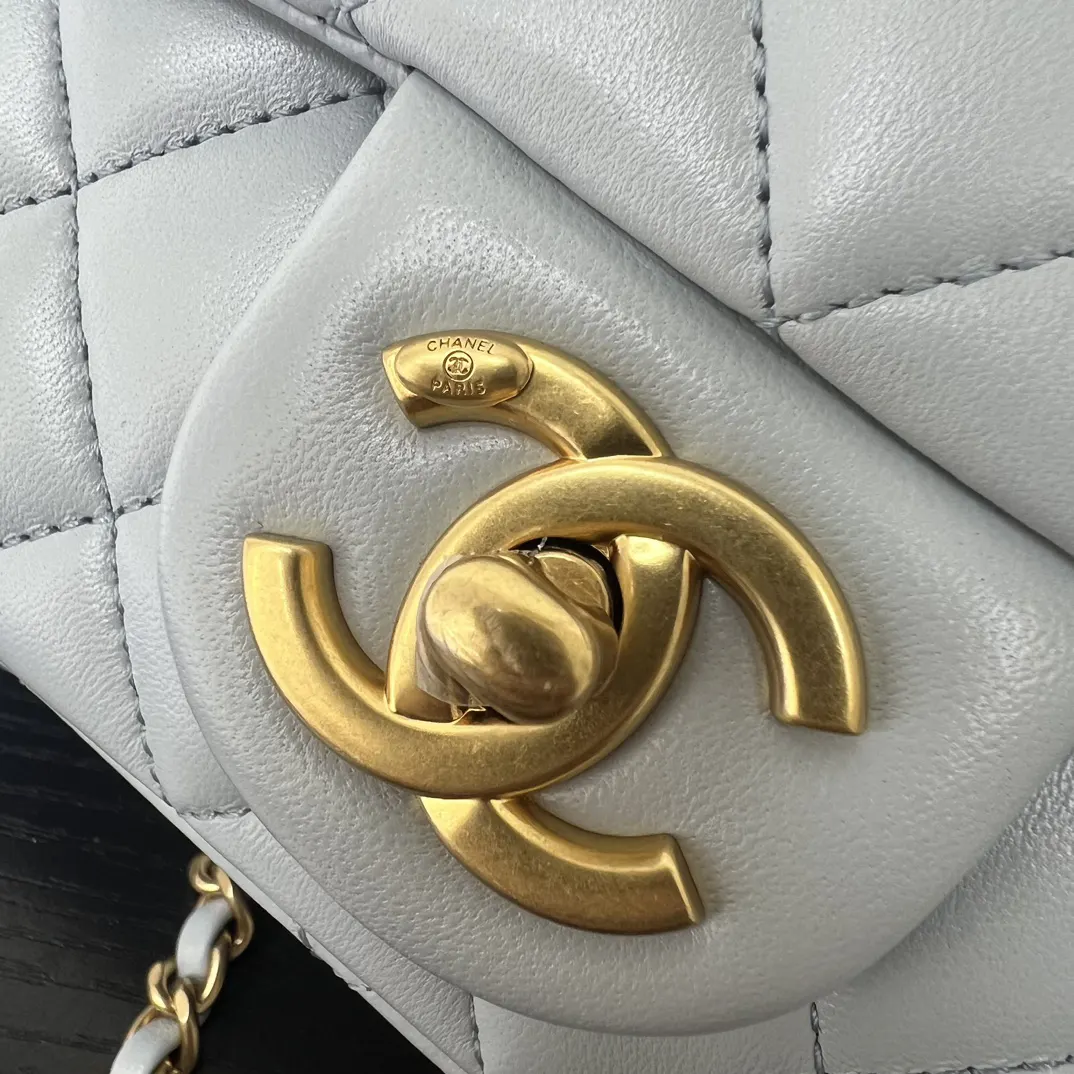 Chanel 浅蓝色小羊皮菱格链条包 金扣