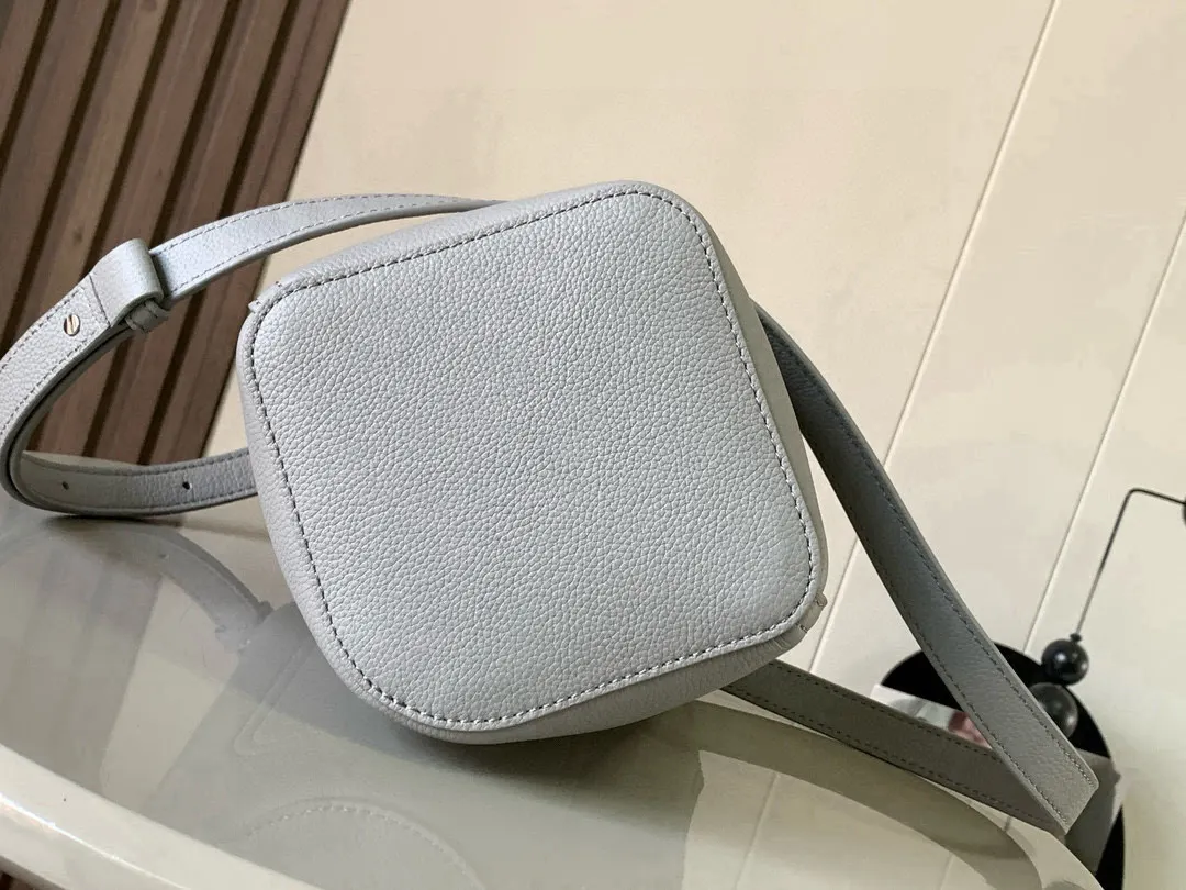 牛皮 迷你柔软粒面牛皮革 Pebble Bucket 水桶 水桶包 休闲水桶款