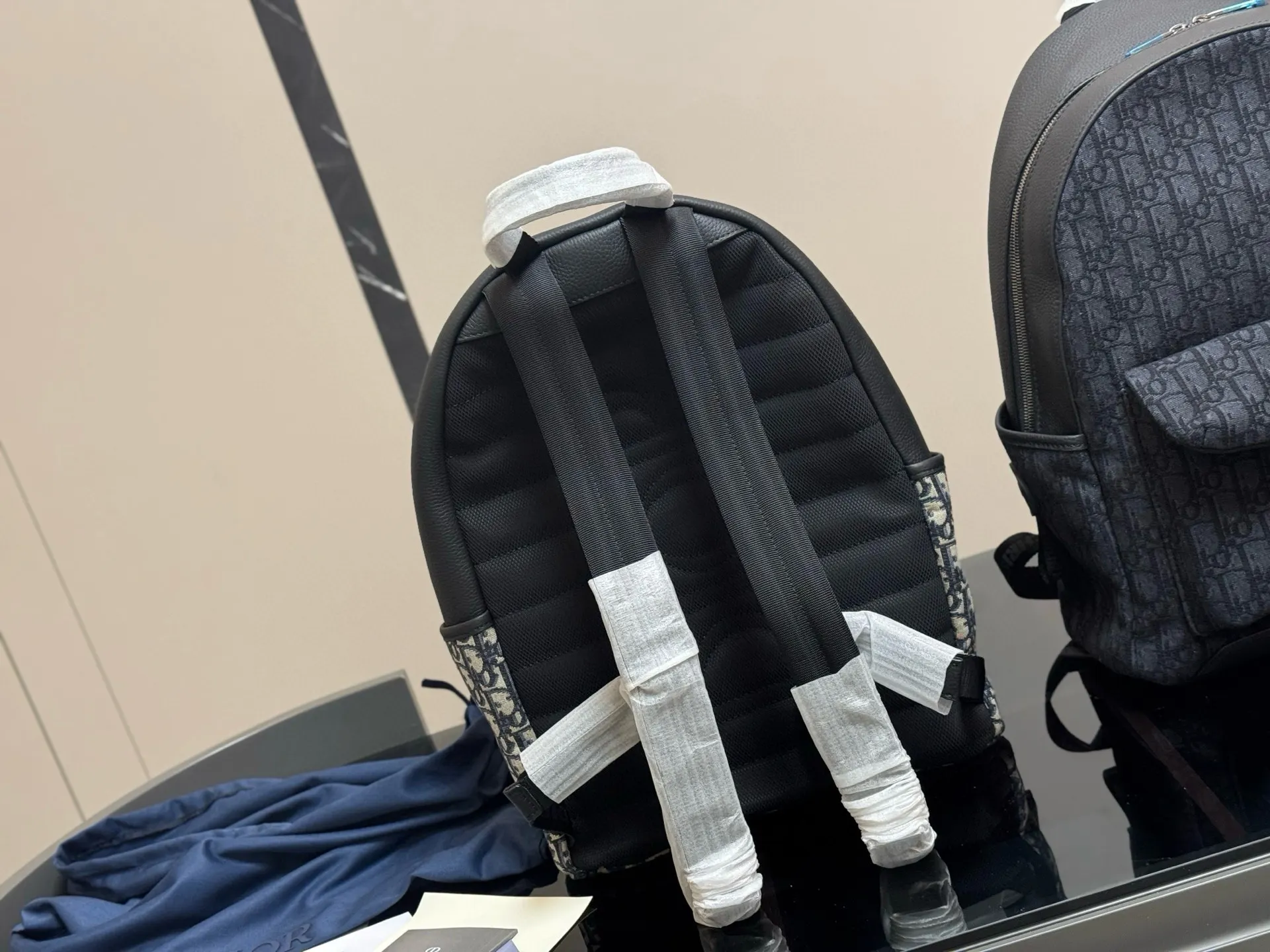 Dior 雙肩 男女背都好看 作为一只合 雙肩包 实用雙肩款