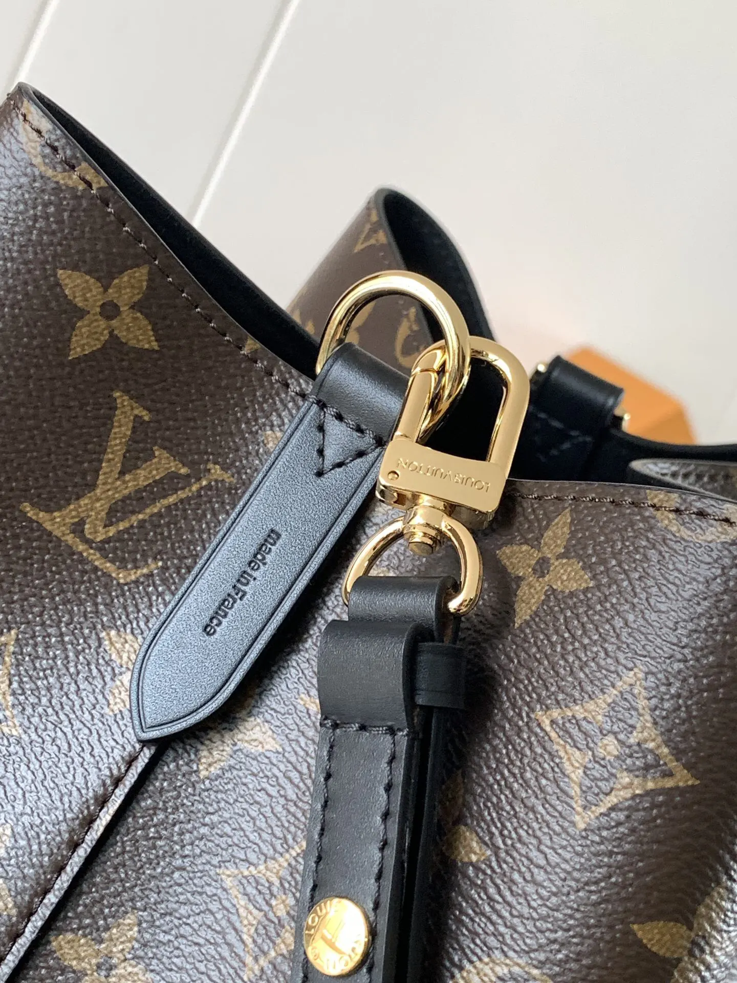 LV 牛皮 Mo涂层帆布一光滑牛皮饰边一超细纤维内 水桶包 休閒水桶款