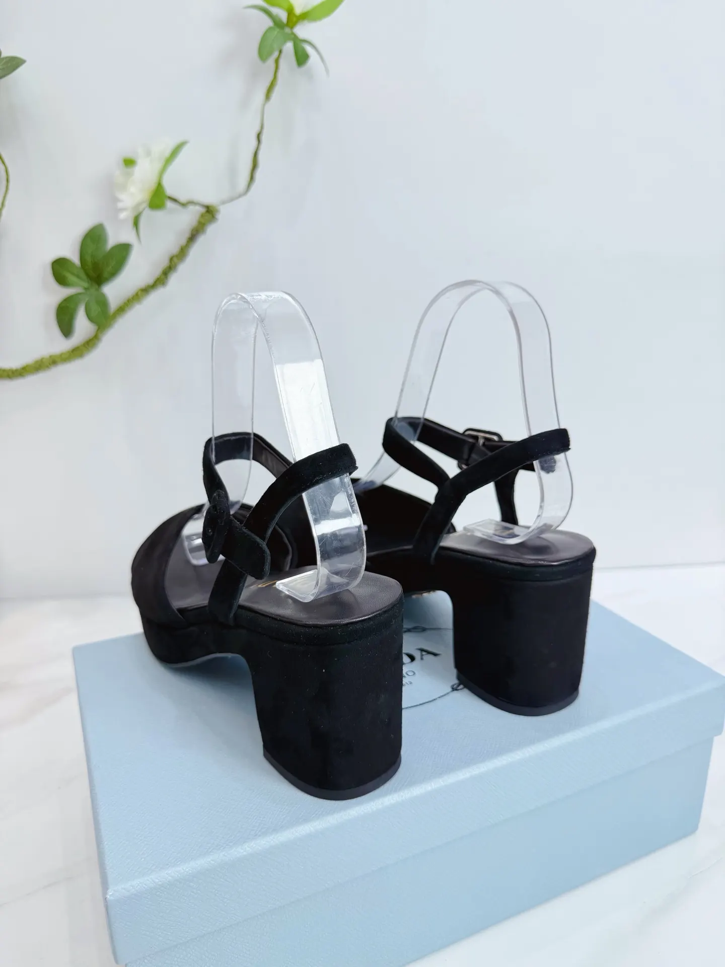 PRADA 羊皮 休闲鞋 舒适百搭款