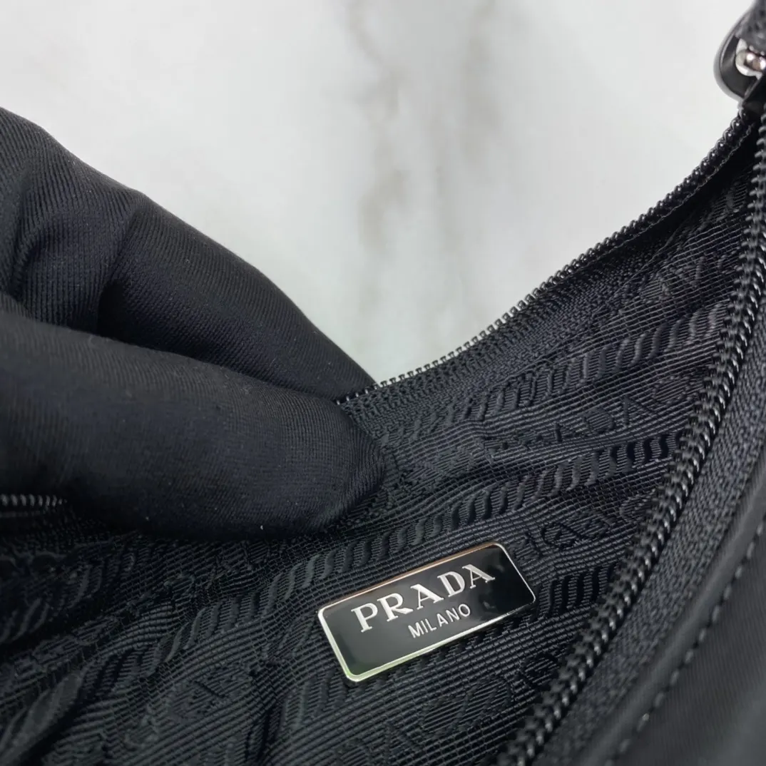 PRADA 1NE515 Re-Nylon尼龙 腋下包 日常通勤款