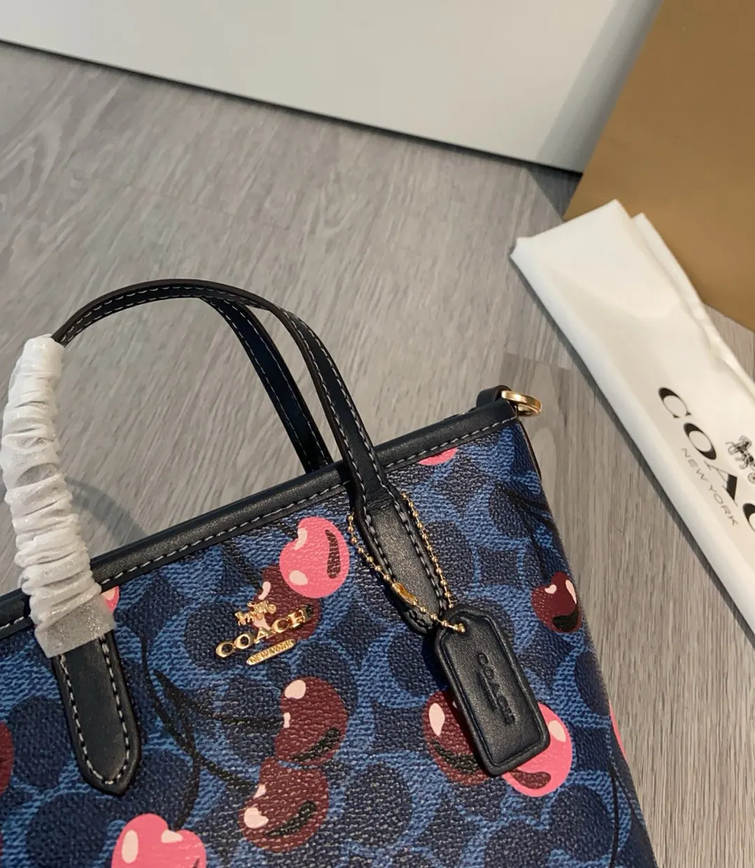 Coach 樱桃Mini City迷你小托特斜挎饺子包C 托特包 大容量托特款