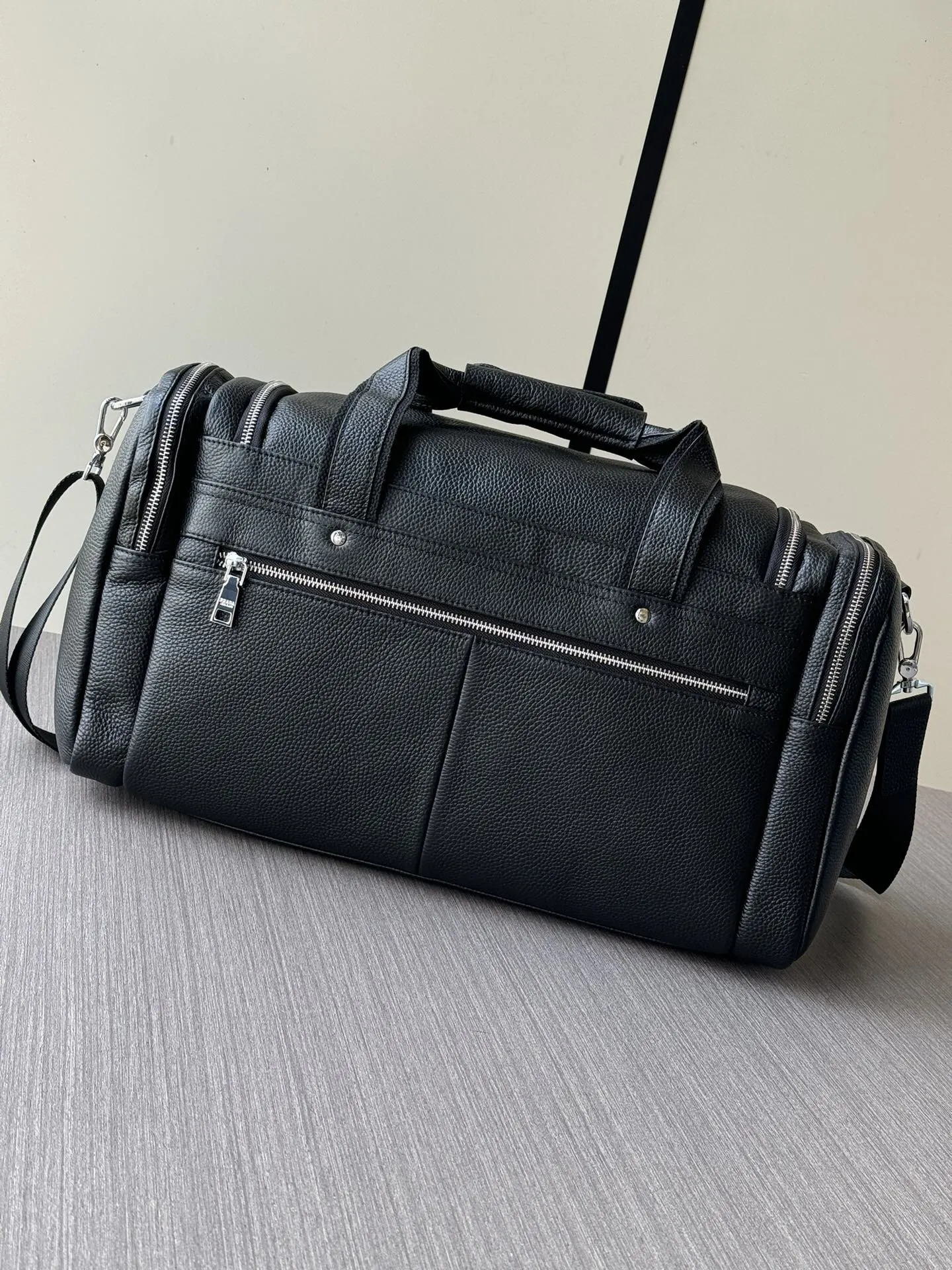Prada 黑色 牛皮 Logo 旅行包 轻便实用