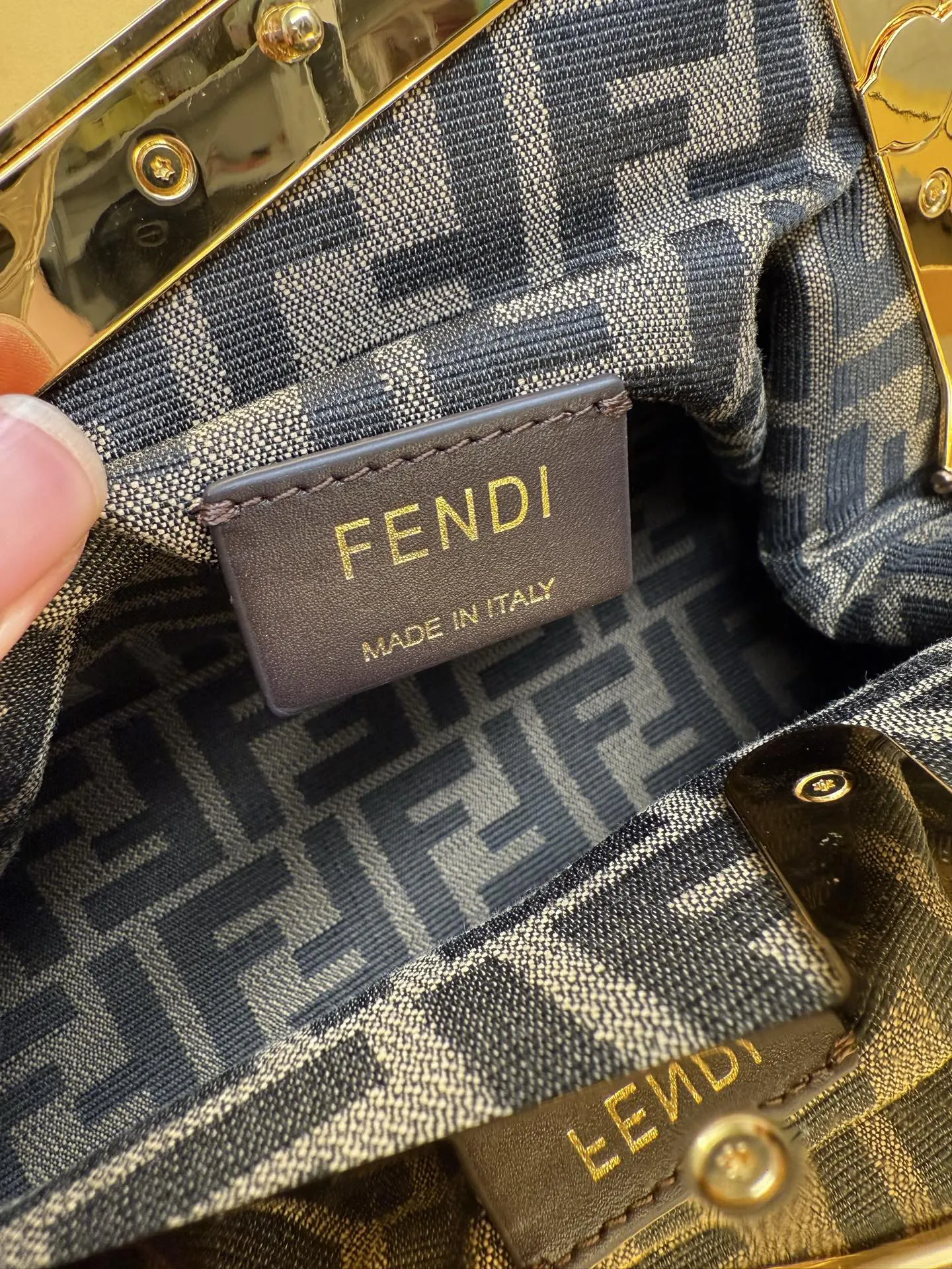 Fendi 粉色 金色 羊皮 手拿包 精致手拿款(數字9) Fendi 粉色 金色 羊皮 手拿包 精致手拿款(數字9)