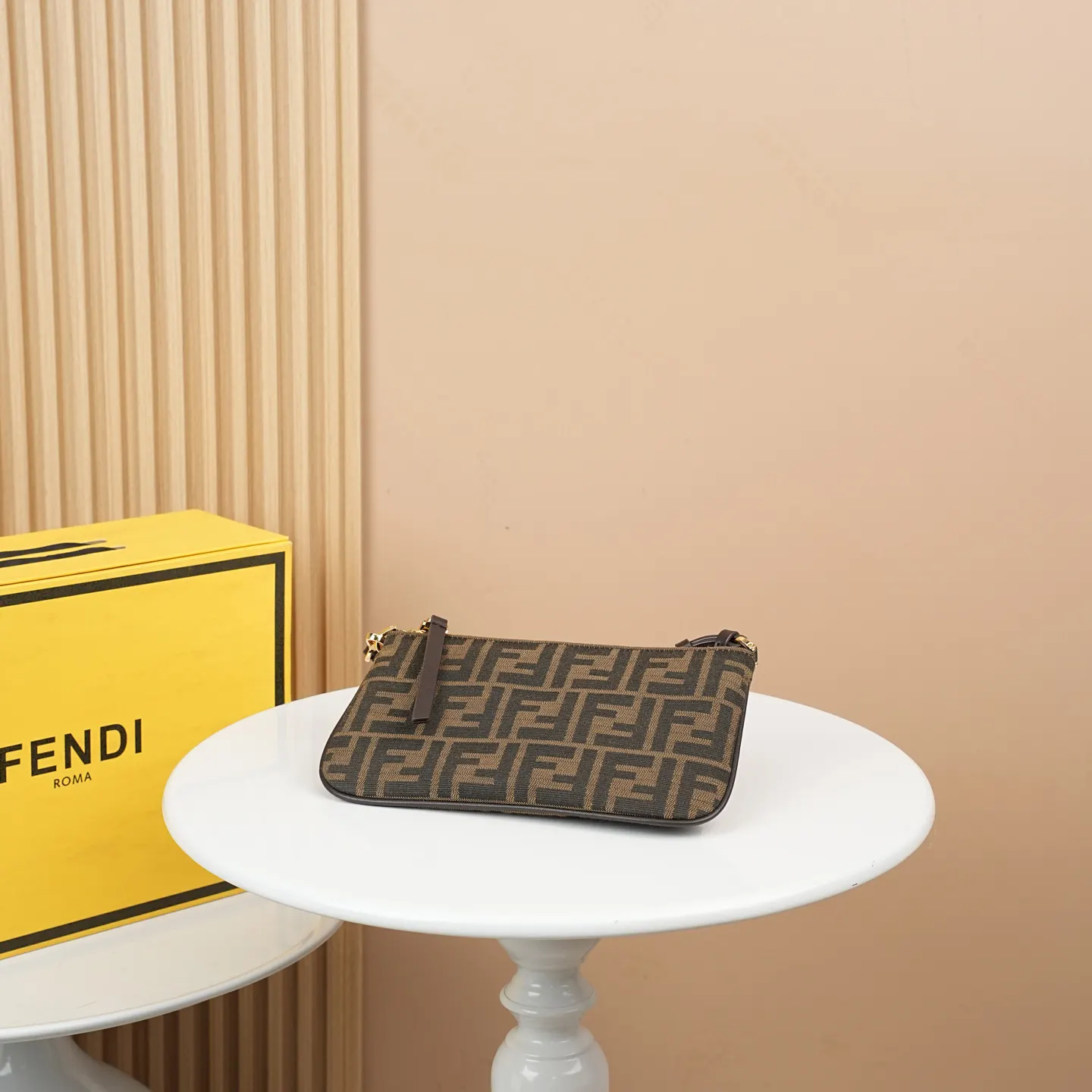 Fendi Baguette 手拿包 看似小巧实则超能装 经 腋下包 復古腋下背款