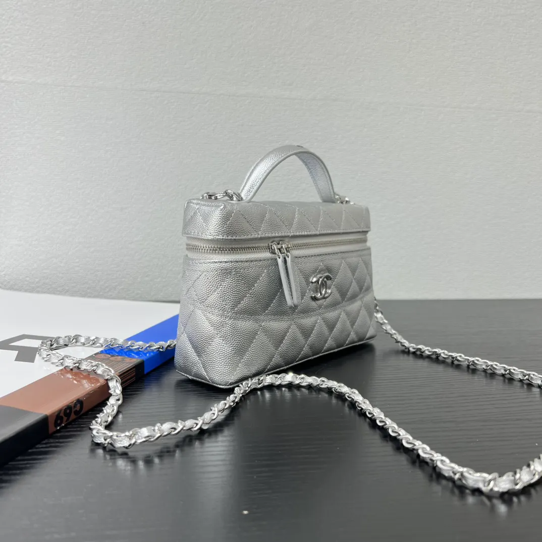 Chanel 黑色鱼子酱牛皮翻盖链条包 单肩斜挎