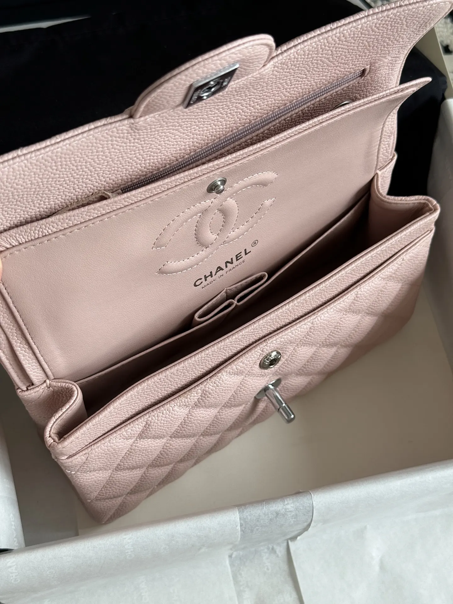 Chanel 荔枝紋牛皮翻蓋鏈條包 單肩斜挎(數字8) Chanel 荔枝紋牛皮翻蓋鏈條包 單肩斜挎(數字8)