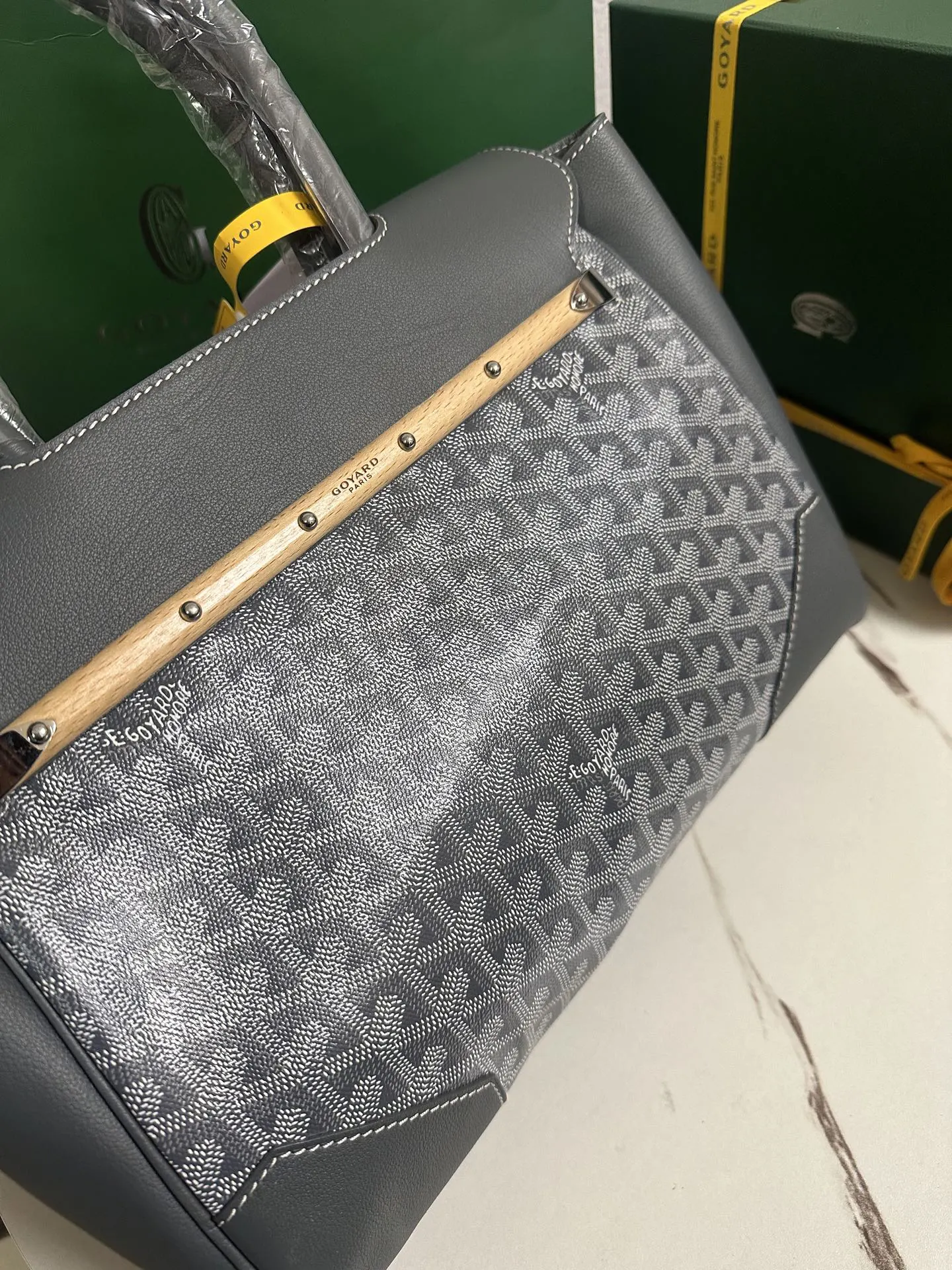 Goyard 小牛皮 无论包是打开还是合上 在内还是在外 它都能与女性生活 托特包 大容量托特款