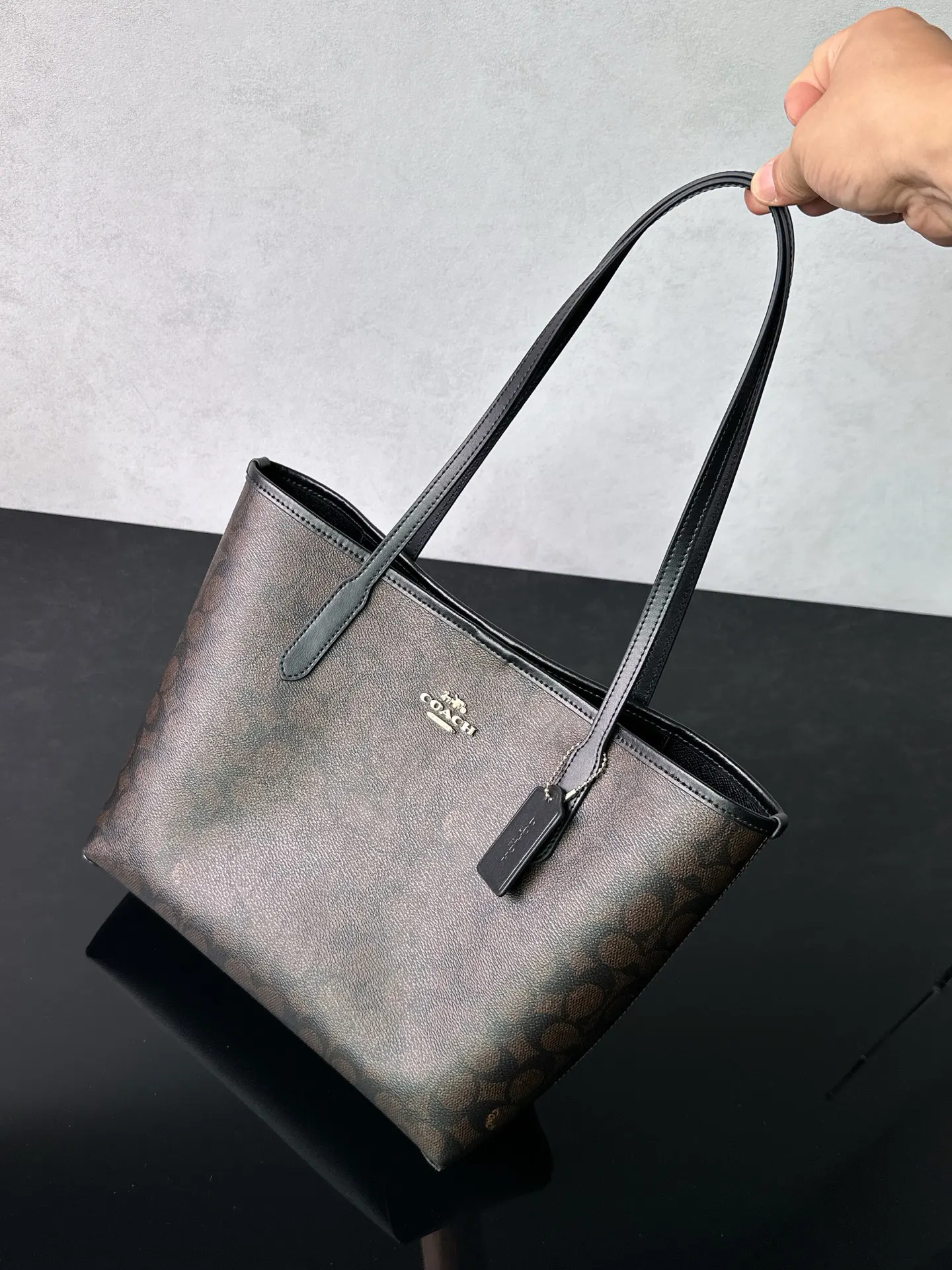 Coach 老花 卡其 經典老花涂层PVC材质 耐磨抗造 日常摩擦 轻微淋溅 托特包 大容量托特款
