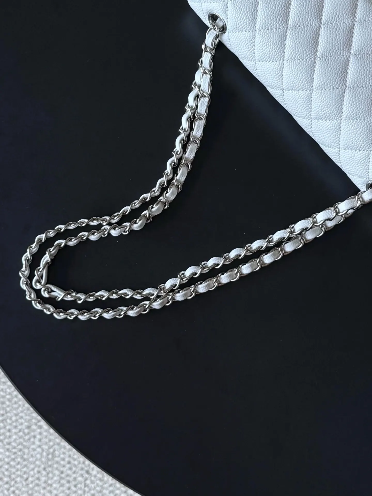 CHANEL 白色鱼子酱牛皮翻盖链条包 银扣款