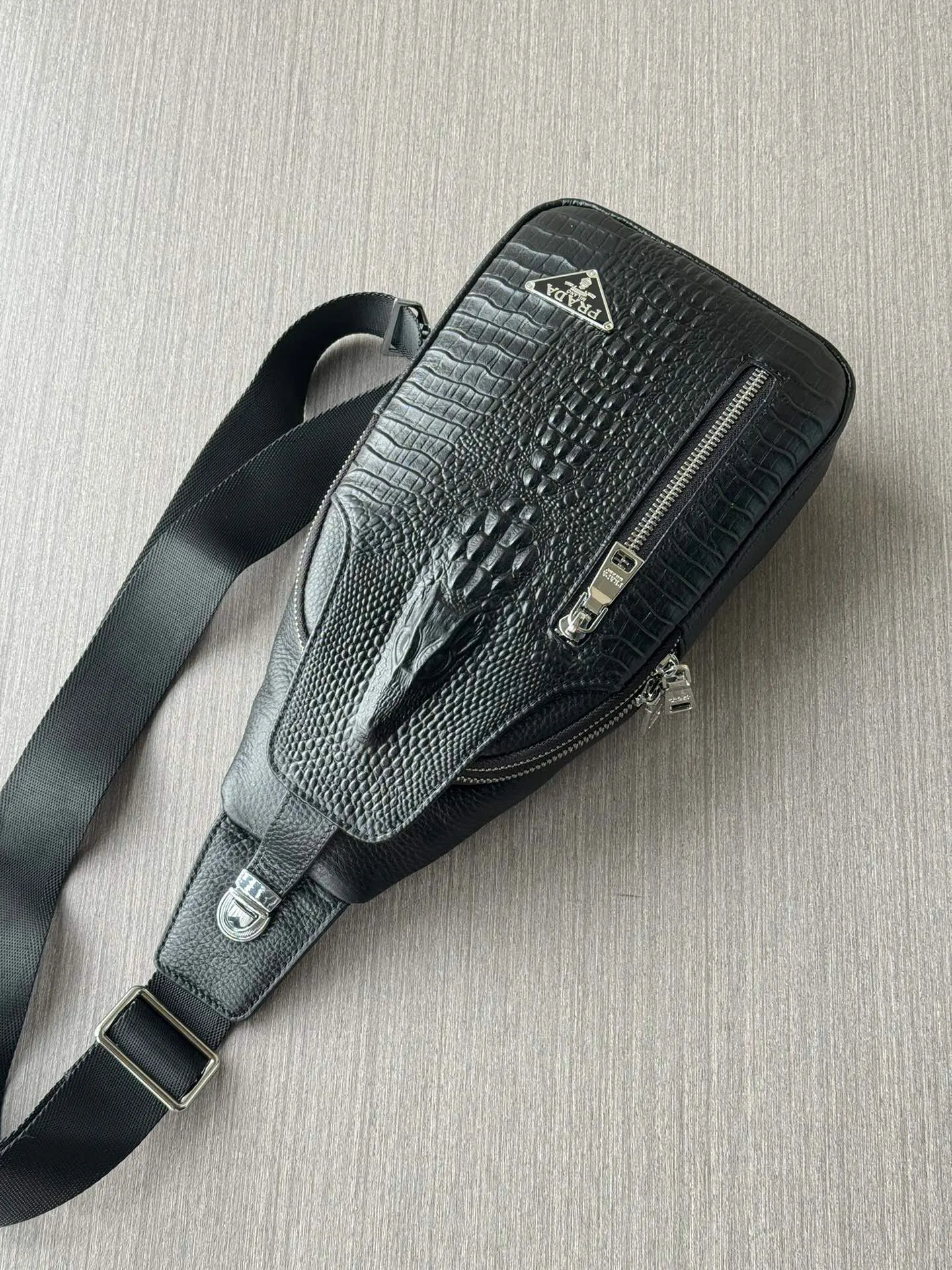 Prada 黑色 鳄鱼皮 牛皮 腰包 轻便实用