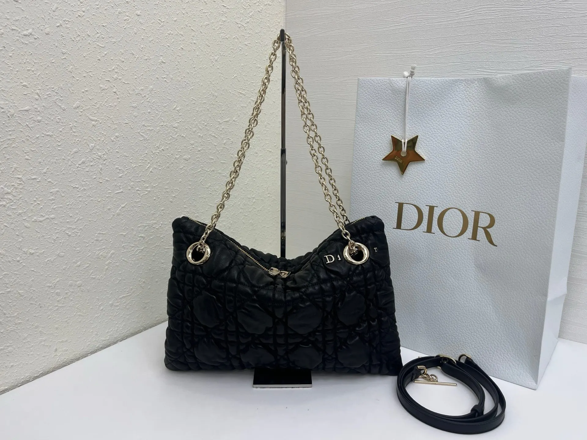 Dior 突显饰以蓬蓬超大藤格纹的新材质 为經典图案注入立体风 鏈條包 精致鏈條款