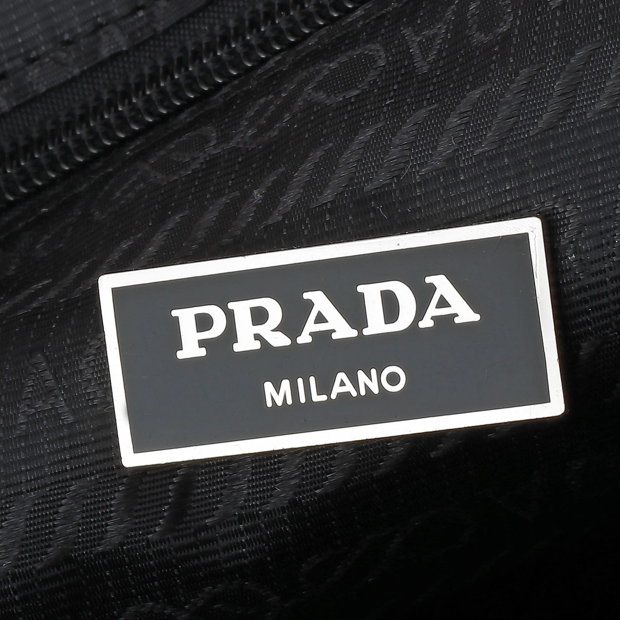 PRADA 银色 Re-Nylon尼龙 皮革 双肩背包 轻便实用款