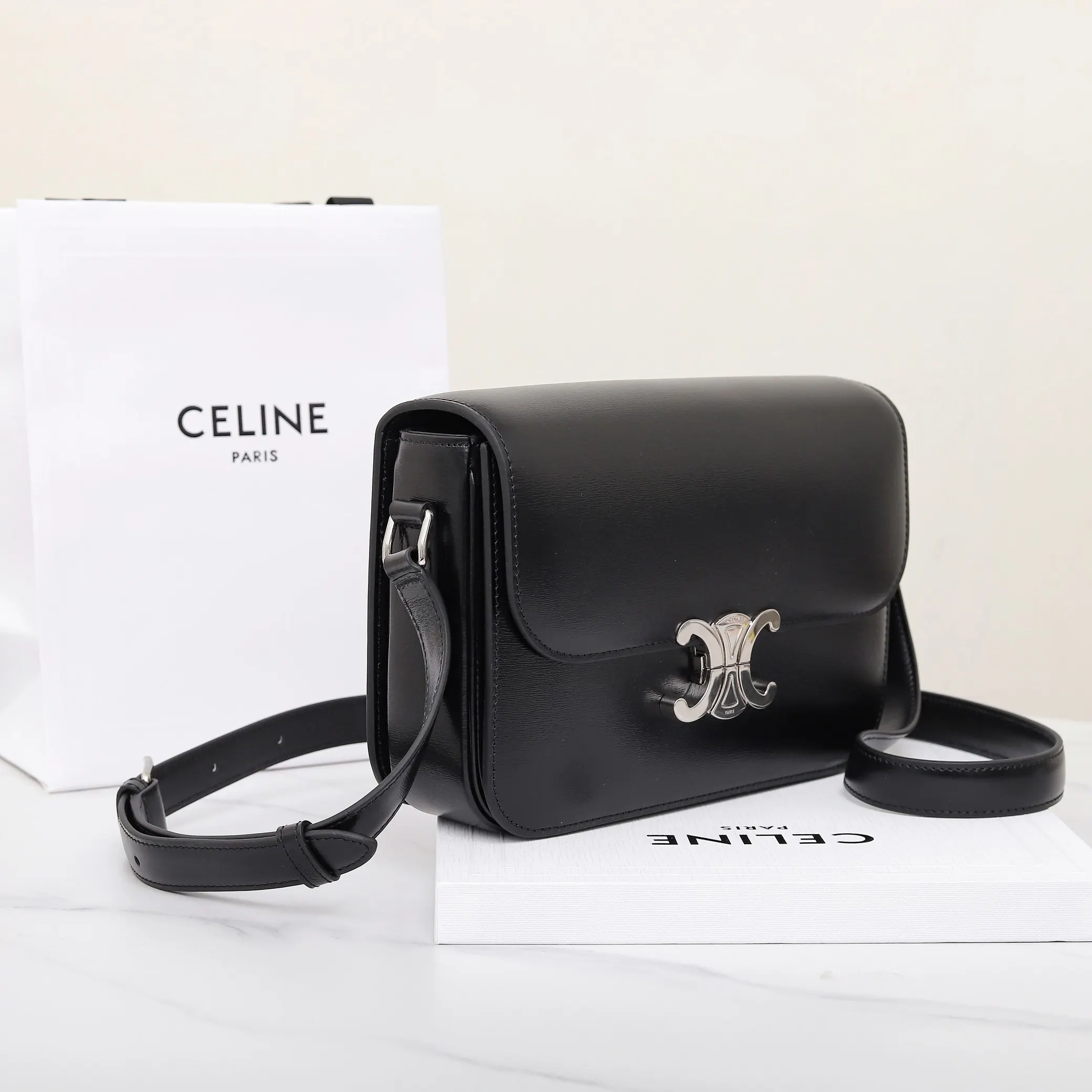 Celine 牛皮 将復古元素与品牌一向拿手的利落线条向结合 气质高贵 水桶包 休閒水桶款