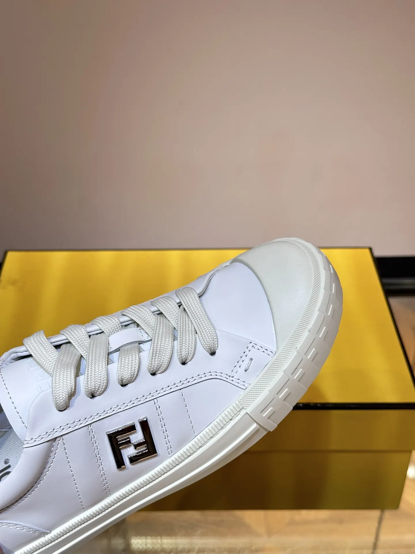 Fendi 運動鞋 休閒百搭款(數字8) Fendi 運動鞋 休閒百搭款(數字8)