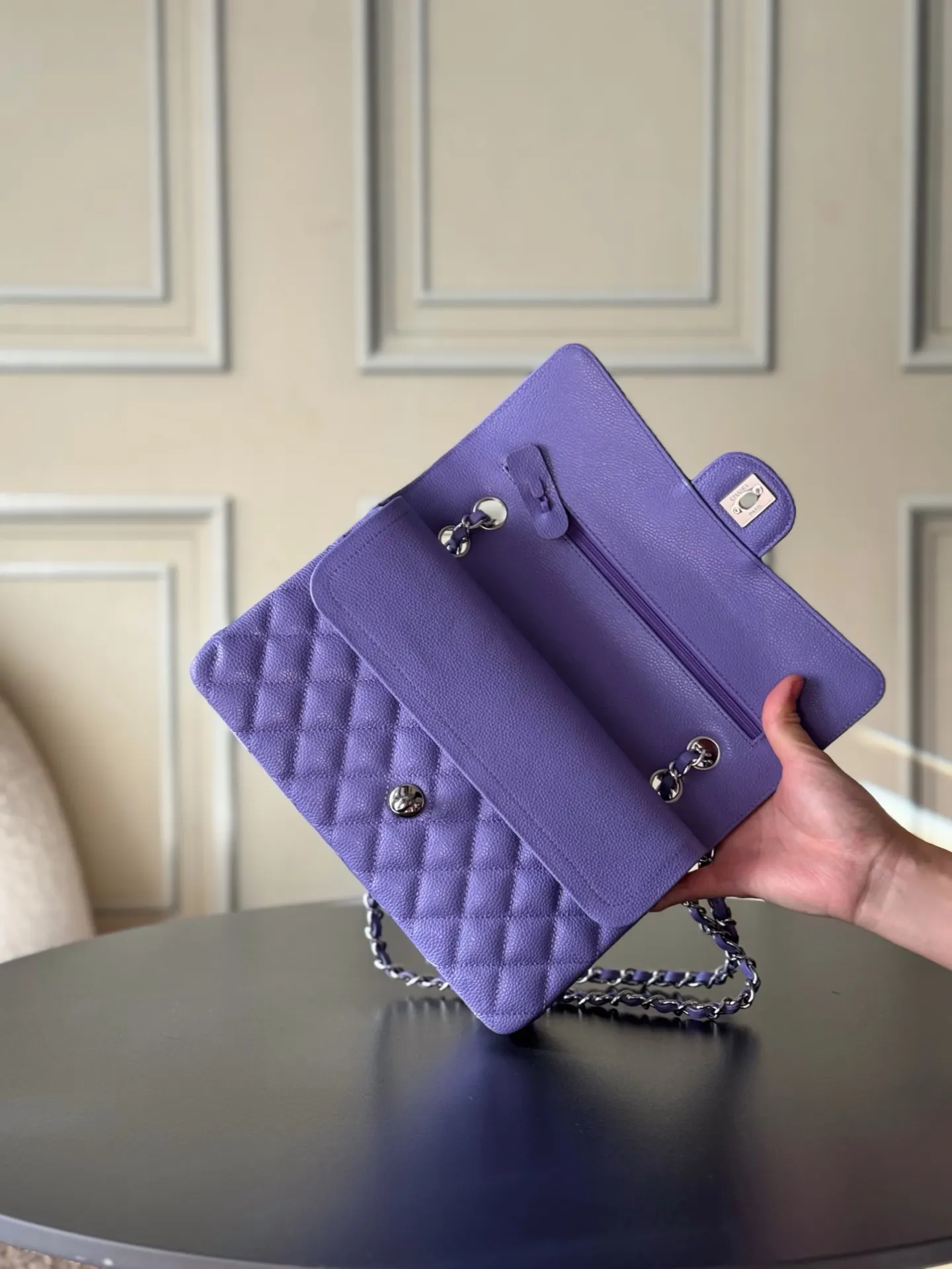 Chanel 紫色鱼子酱牛皮翻盖链条包 金扣