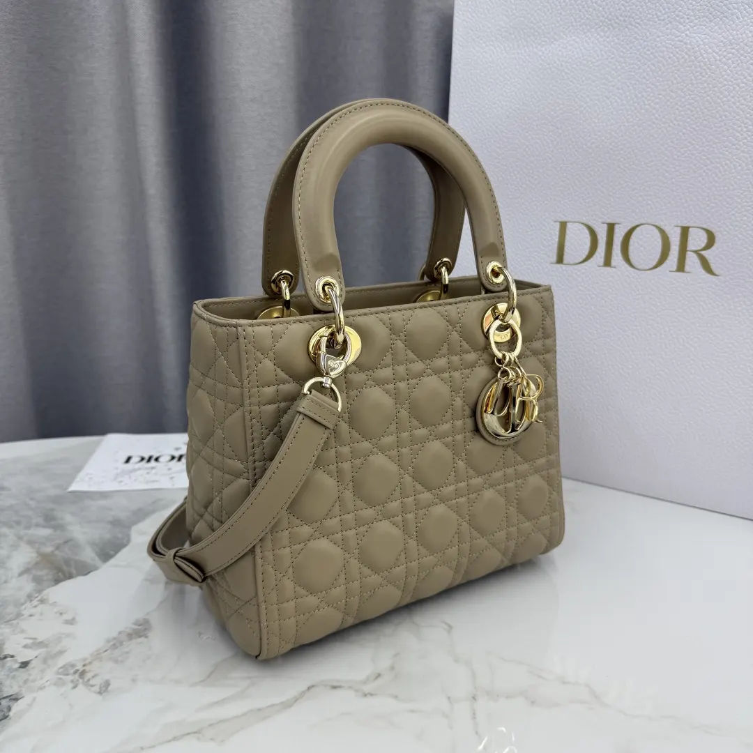 Dior Lady Dior Lady 黄色羊皮卡夹 标签细节