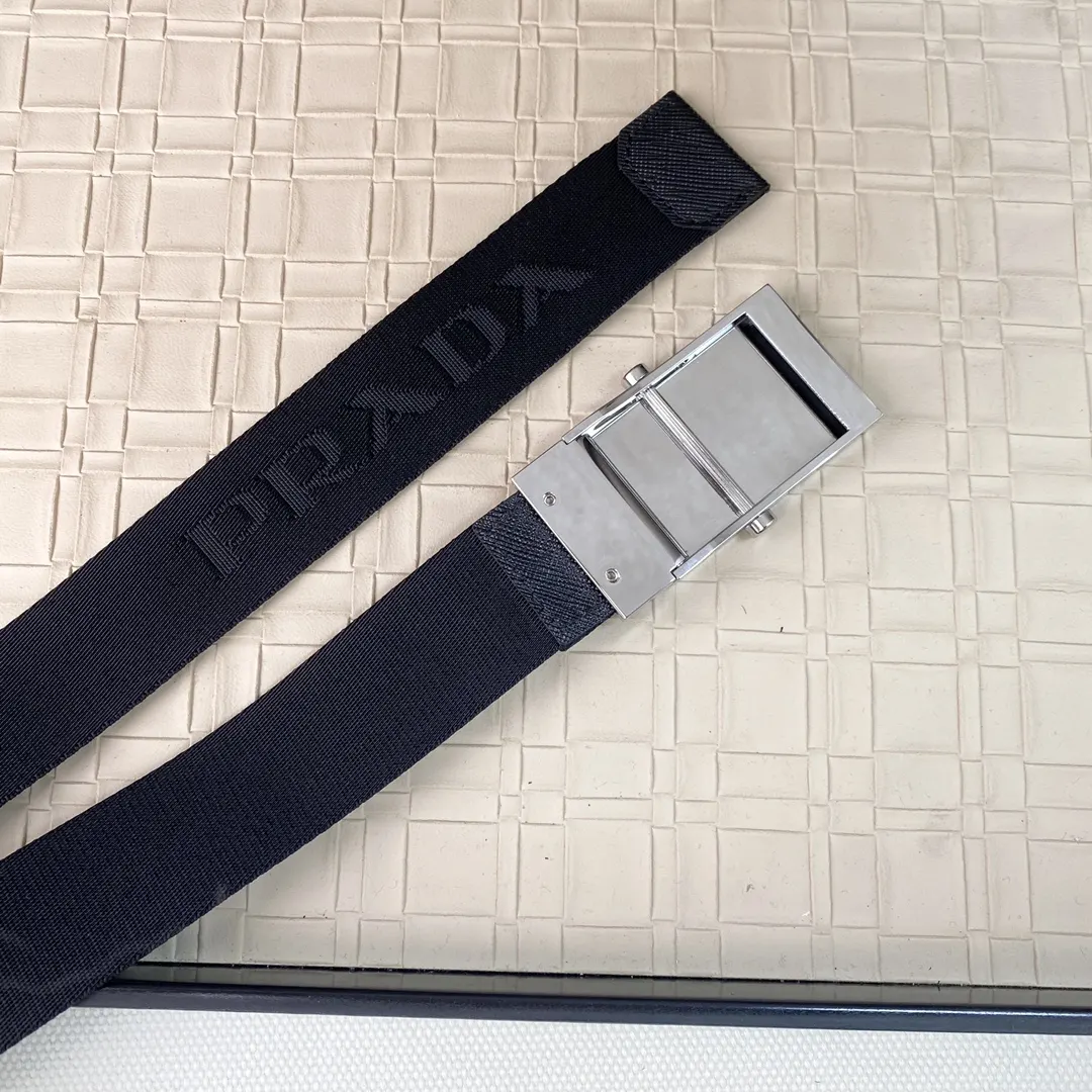 Prada 腰带 通勤搭配