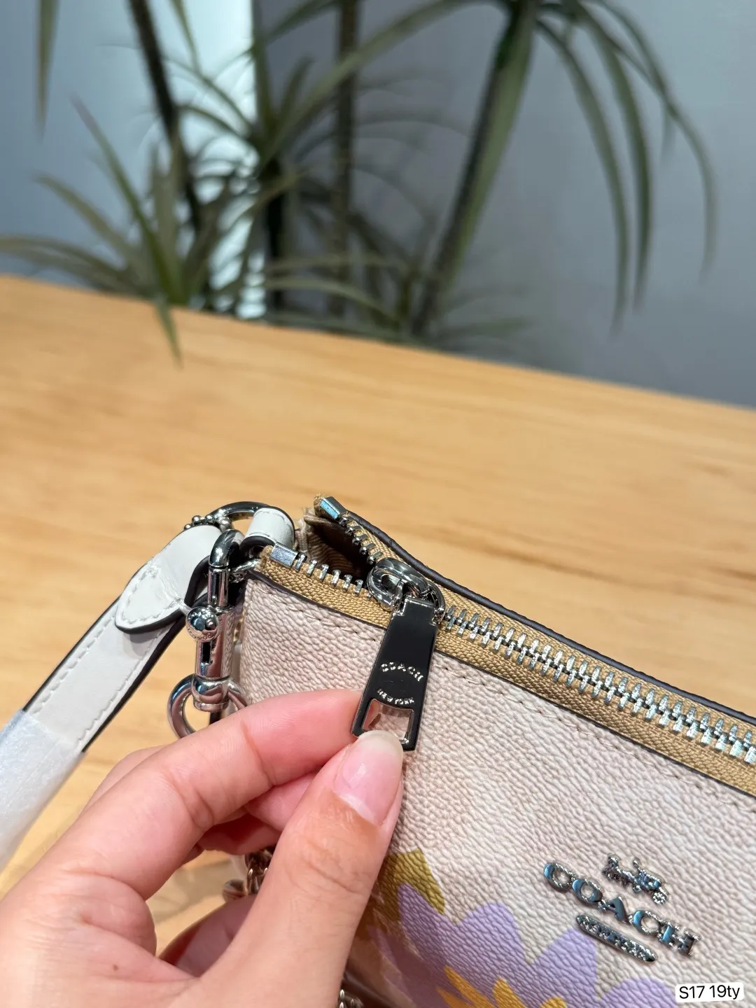 Coach 米色 皮革 麻将花卉图案斜背包 斜背包采用浅米色皮 鏈條包 精致鏈條款(數字9) Coach 米色 皮革 麻将花卉图案斜背包 斜背包采用浅米色皮 鏈條包 精致鏈條款(數字9)