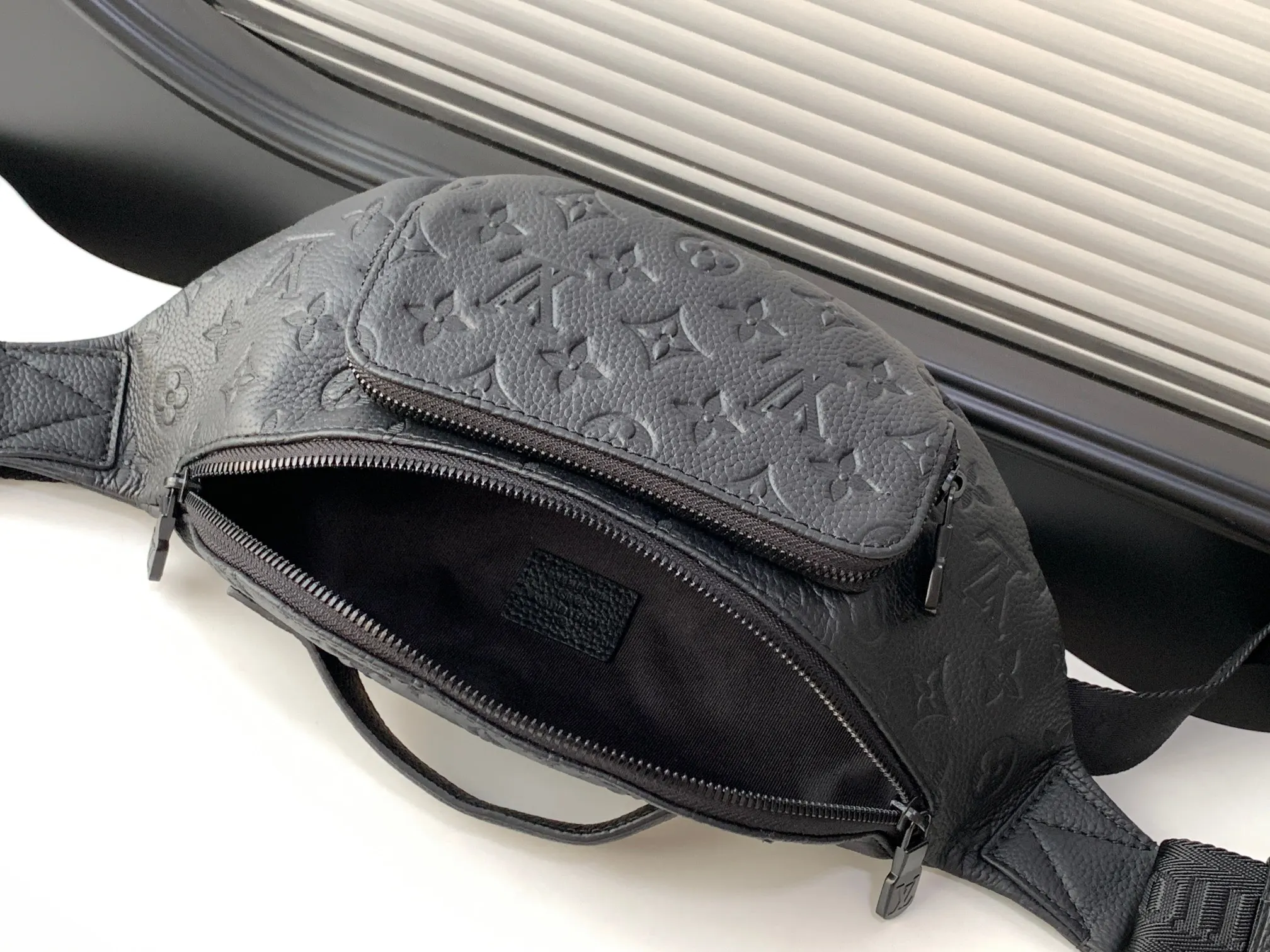 黑色 牛皮 贴身构型方便取放主隔层物品 可调节背带实现系腰 肩背 腰包 休閒腰包款