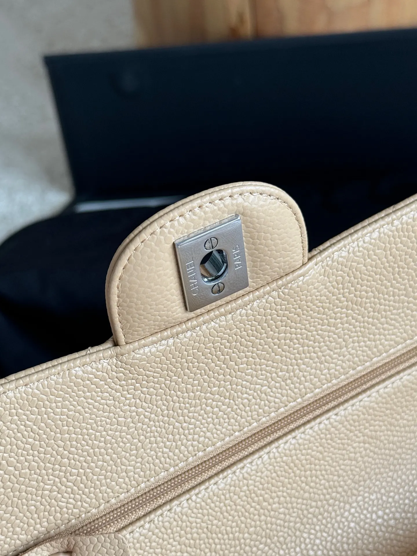 Chanel 米色荔枝纹牛皮翻盖链条包 金扣