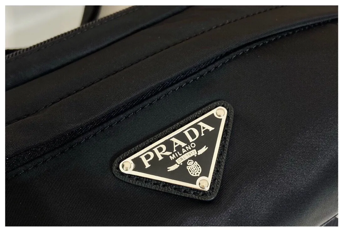 Prada Re-Nylon 迷你 皮革 Saffiano 十字纹 斜挎包