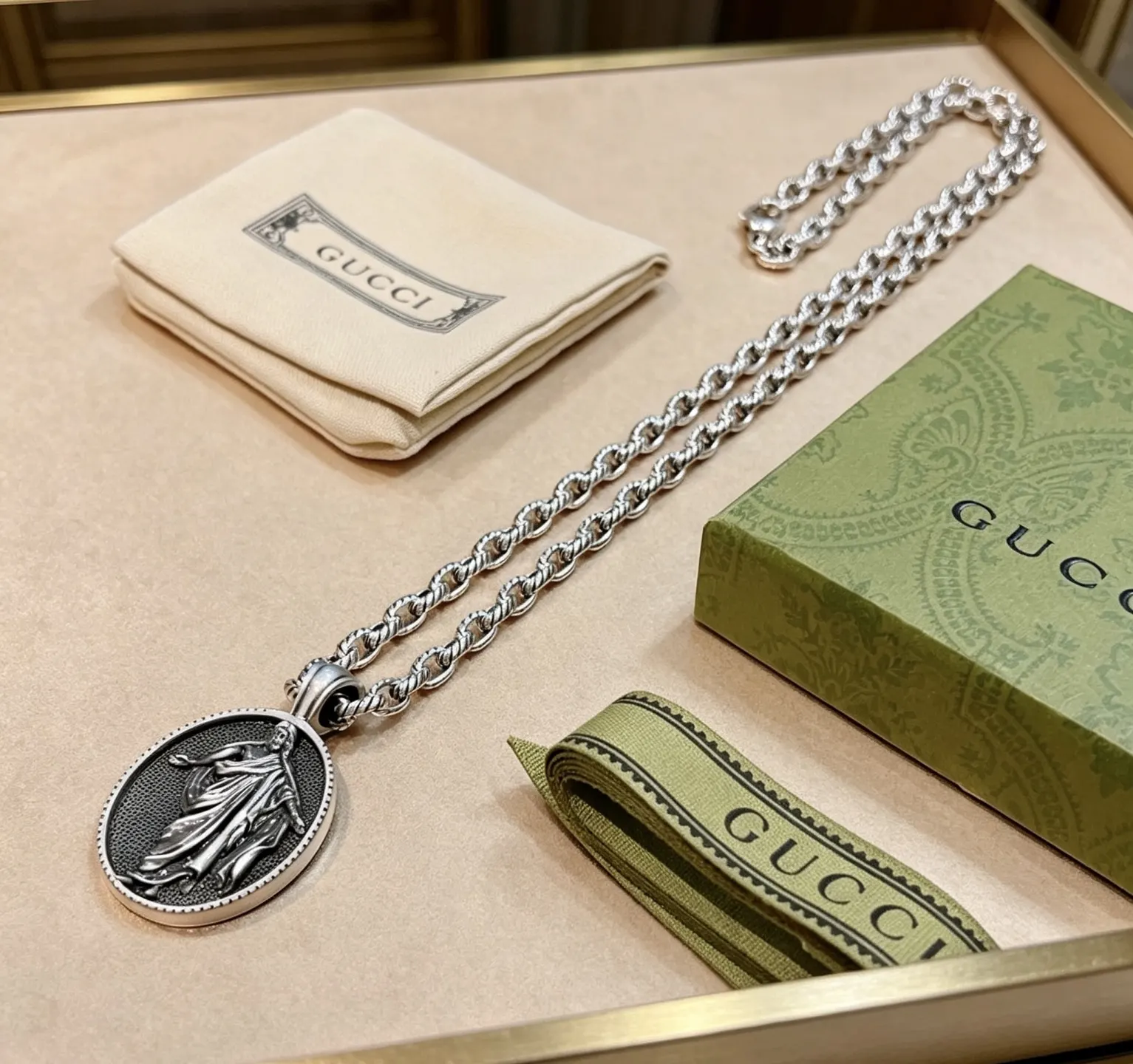 Gucci 链条包 单肩斜挎