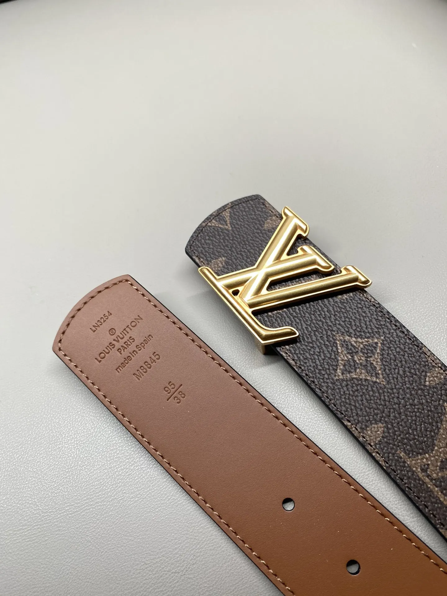 LV Double Sided Belt, Business Casual Image 4 LV Double Sided Belt, Business Casual Image 4