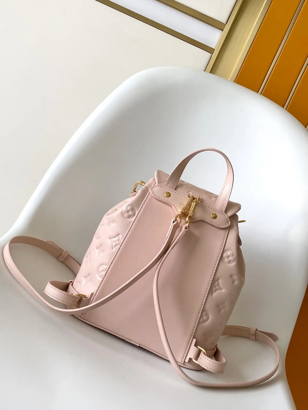LV 黑色 粉色 牛皮 雙肩包 实用雙肩款