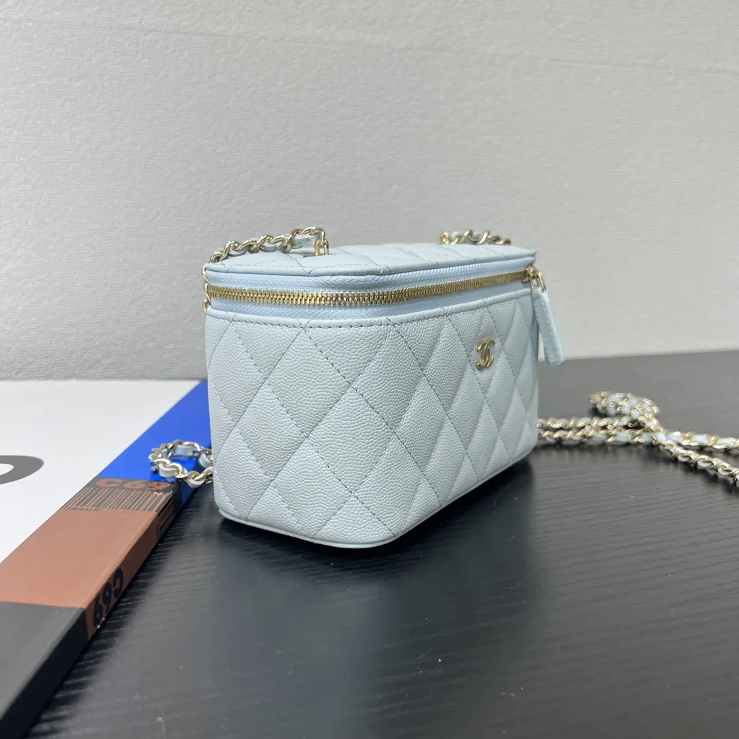 Chanel 浅蓝色牛皮翻盖链条包 金链
