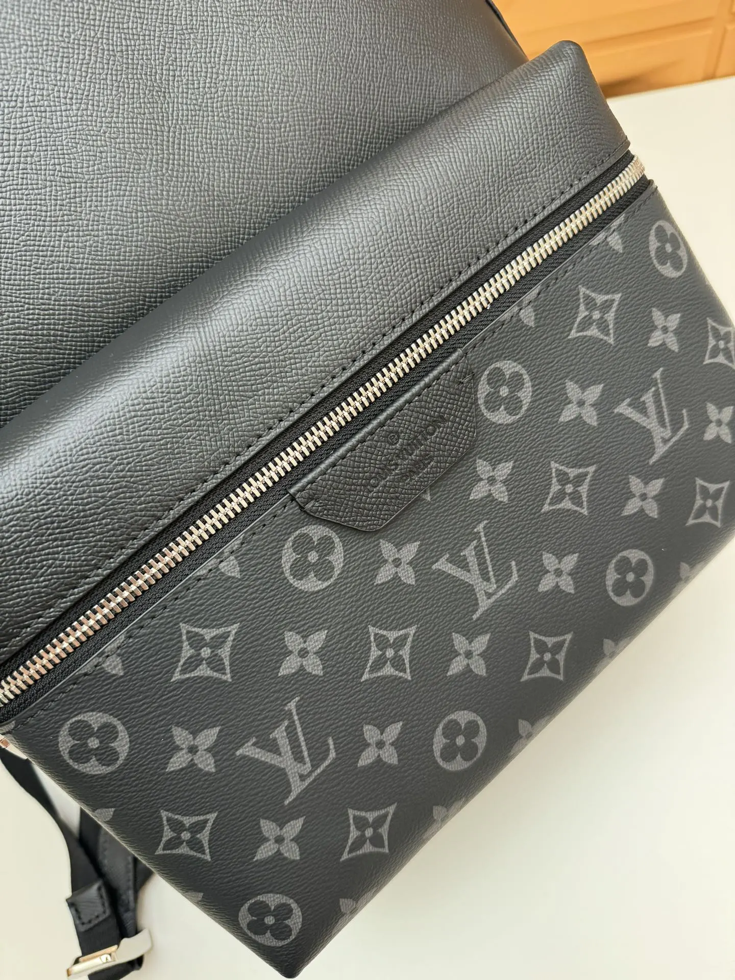 LV Mo宽敞前袋 开放式侧袋和内贴袋共同成就日常出行佳选 雙肩包 实用雙肩款