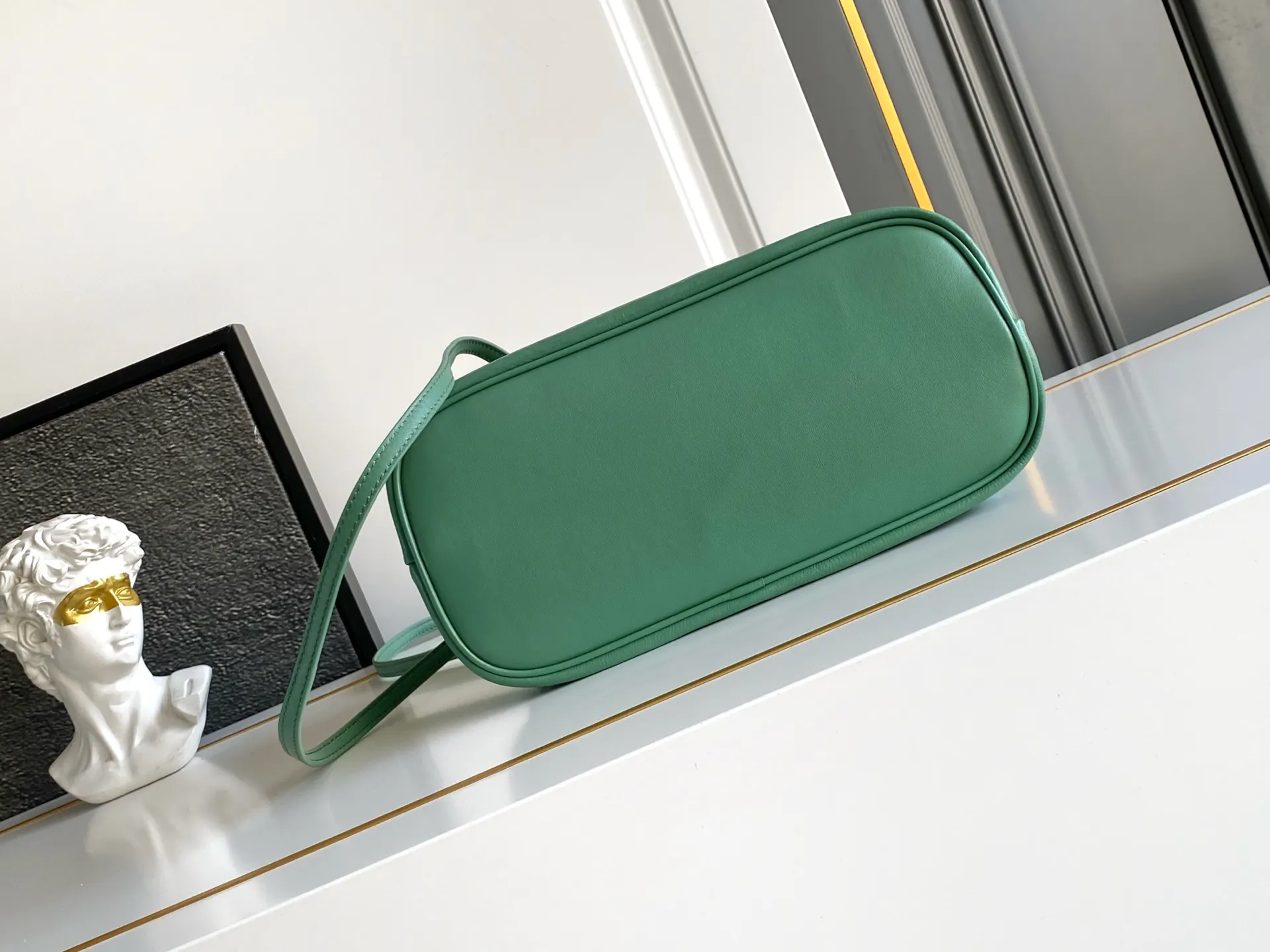 Prada 1BG586 皮革 单肩包