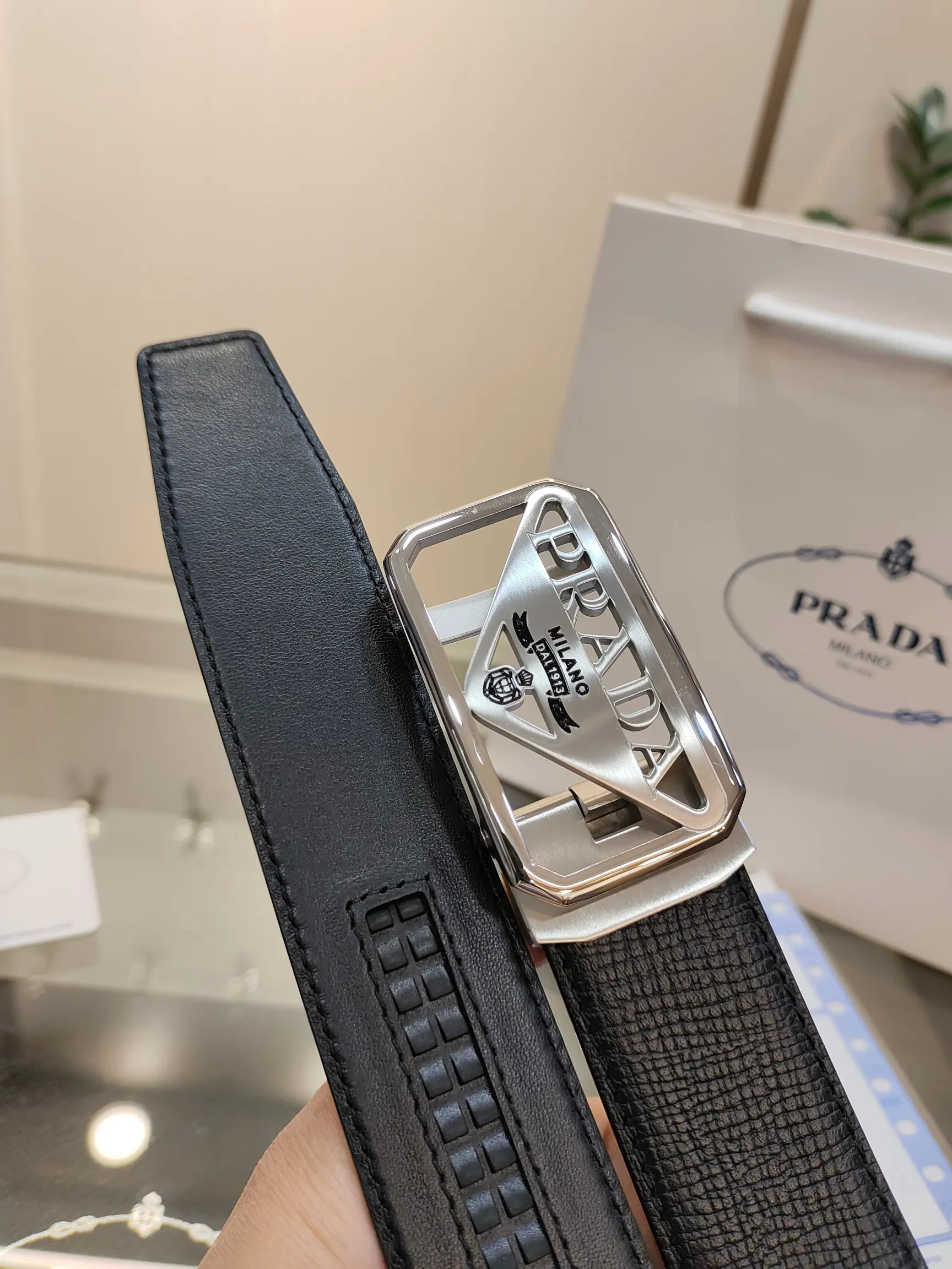 PRADA 腰带 通勤搭配款