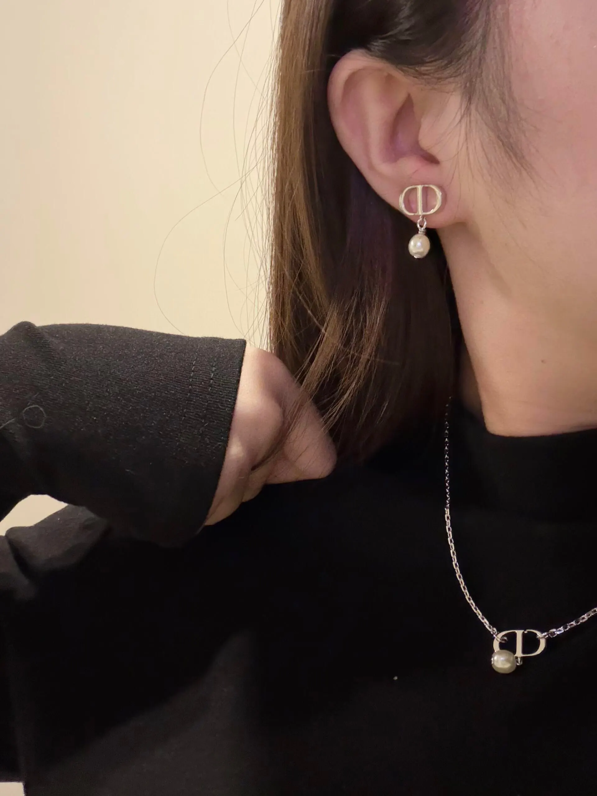 Dior 珍珠 耳钉 小巧点缀 耳饰