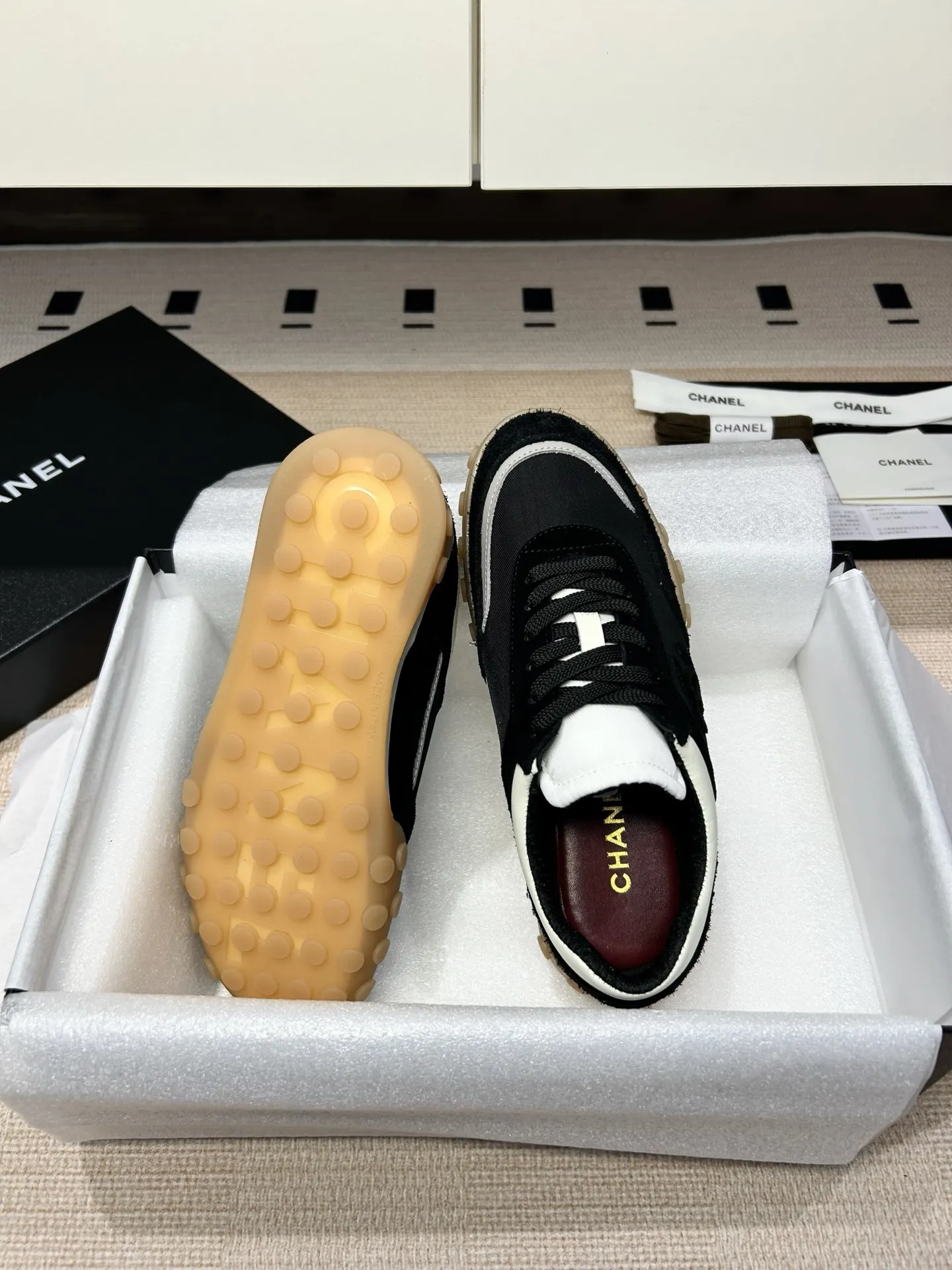 CHANEL 黑白拼色羊皮休闲鞋 红色内衬款