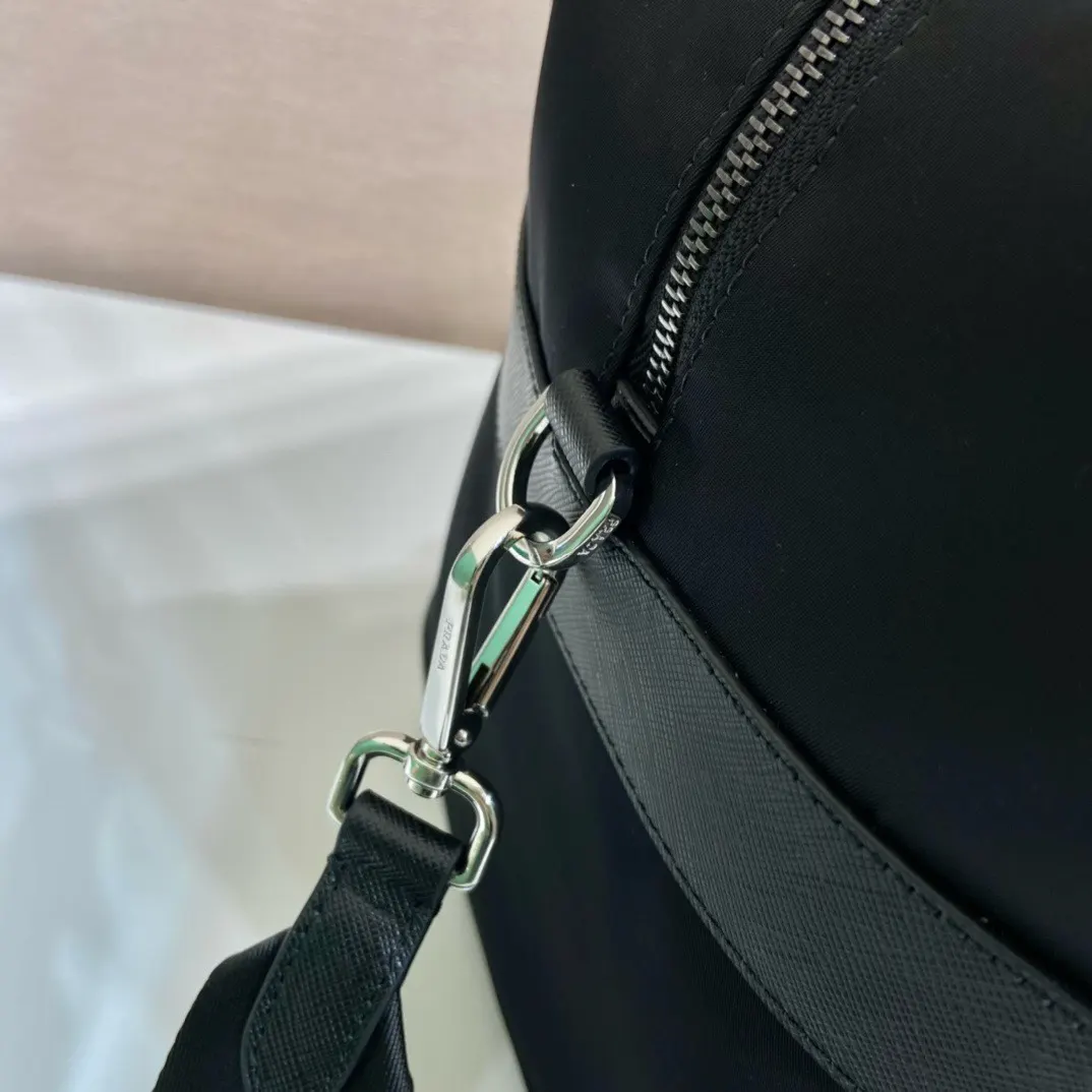 Prada Re-Nylon 皮革 Saffiano 十字纹 旅行包