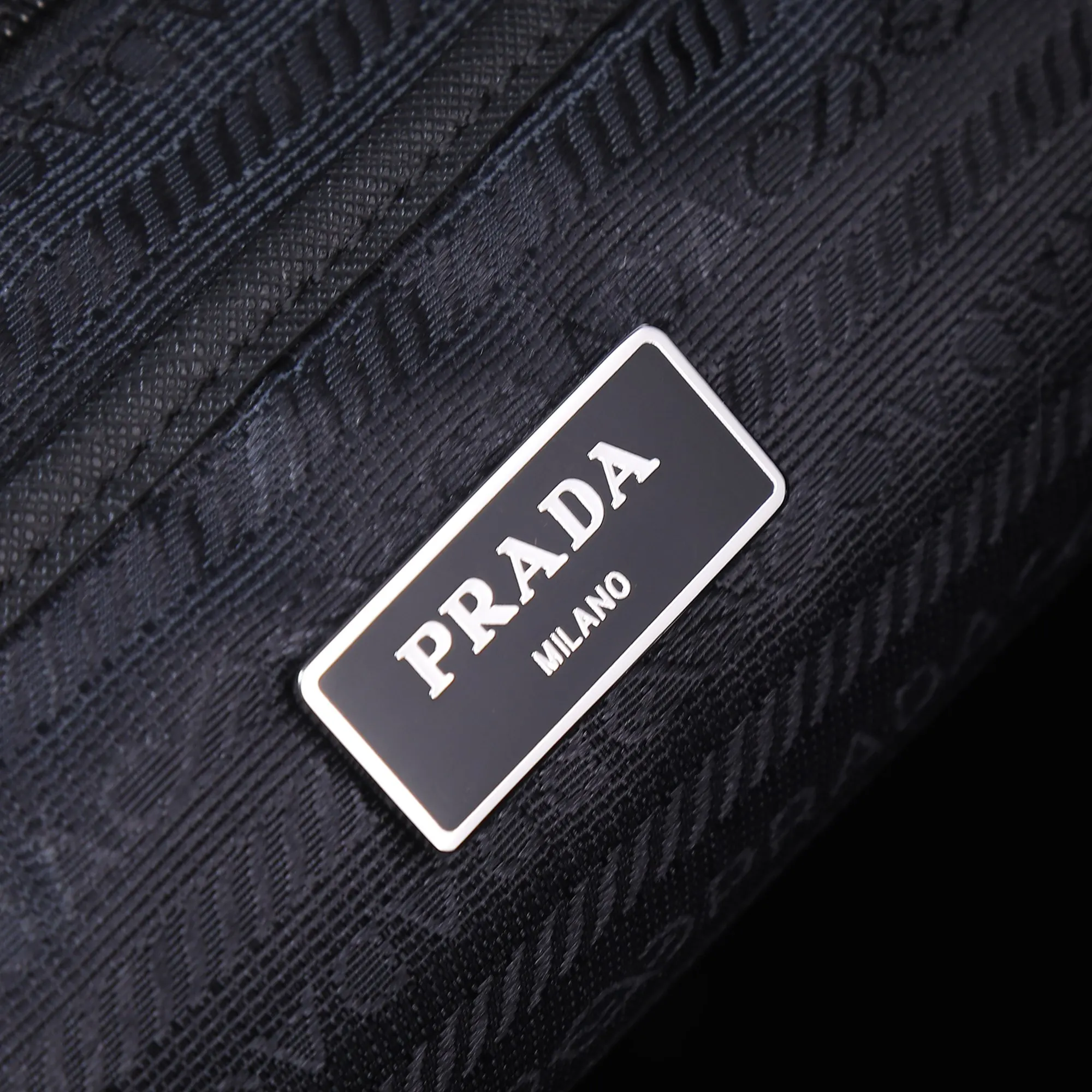 Prada 尼龍 十字纹牛皮 三角标 雙肩背包 輕便实用