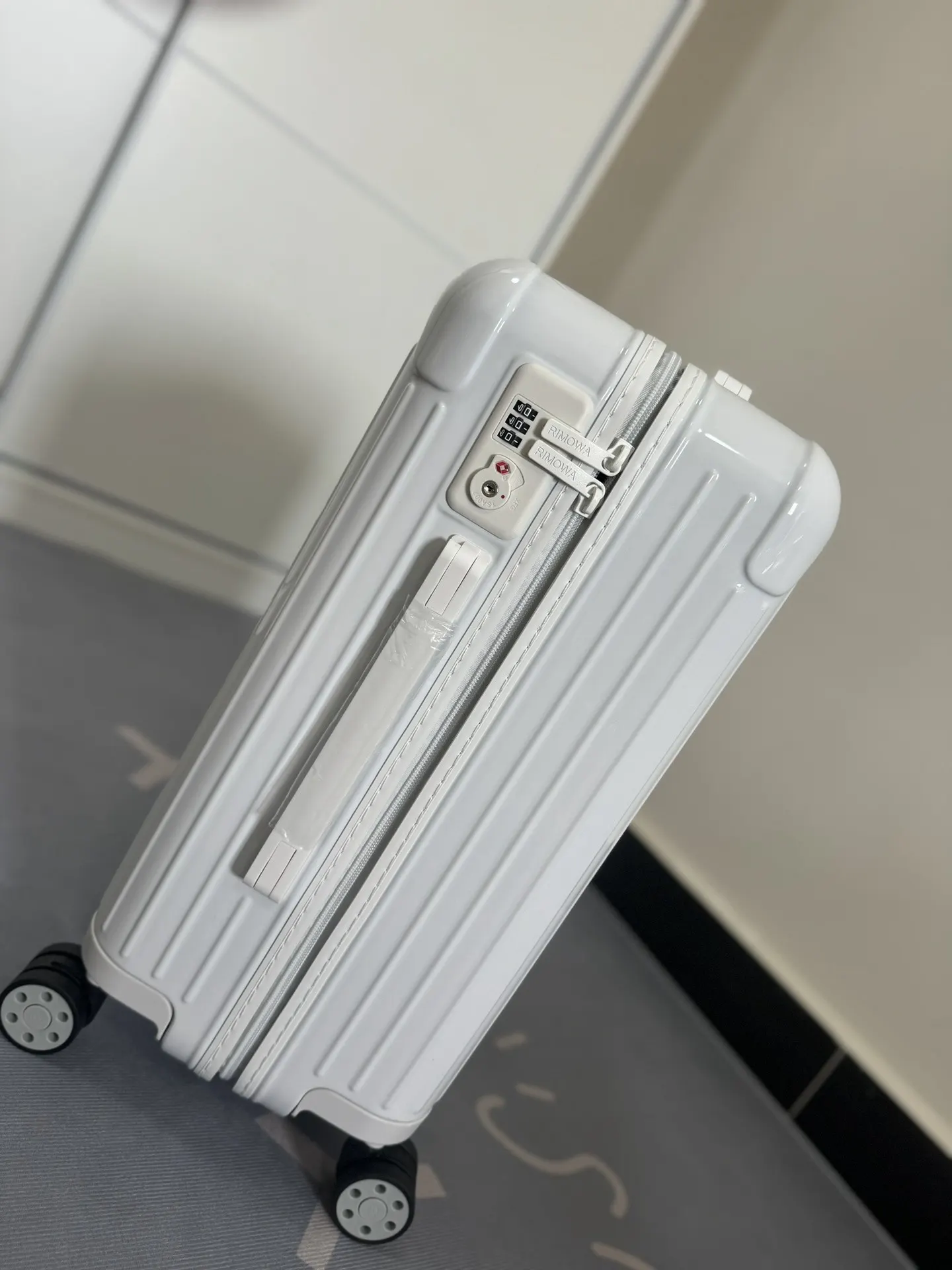 黑色 白色 新色Essential系列 白色 尺寸 行李箱 旅行拉杆款 輕便出行款