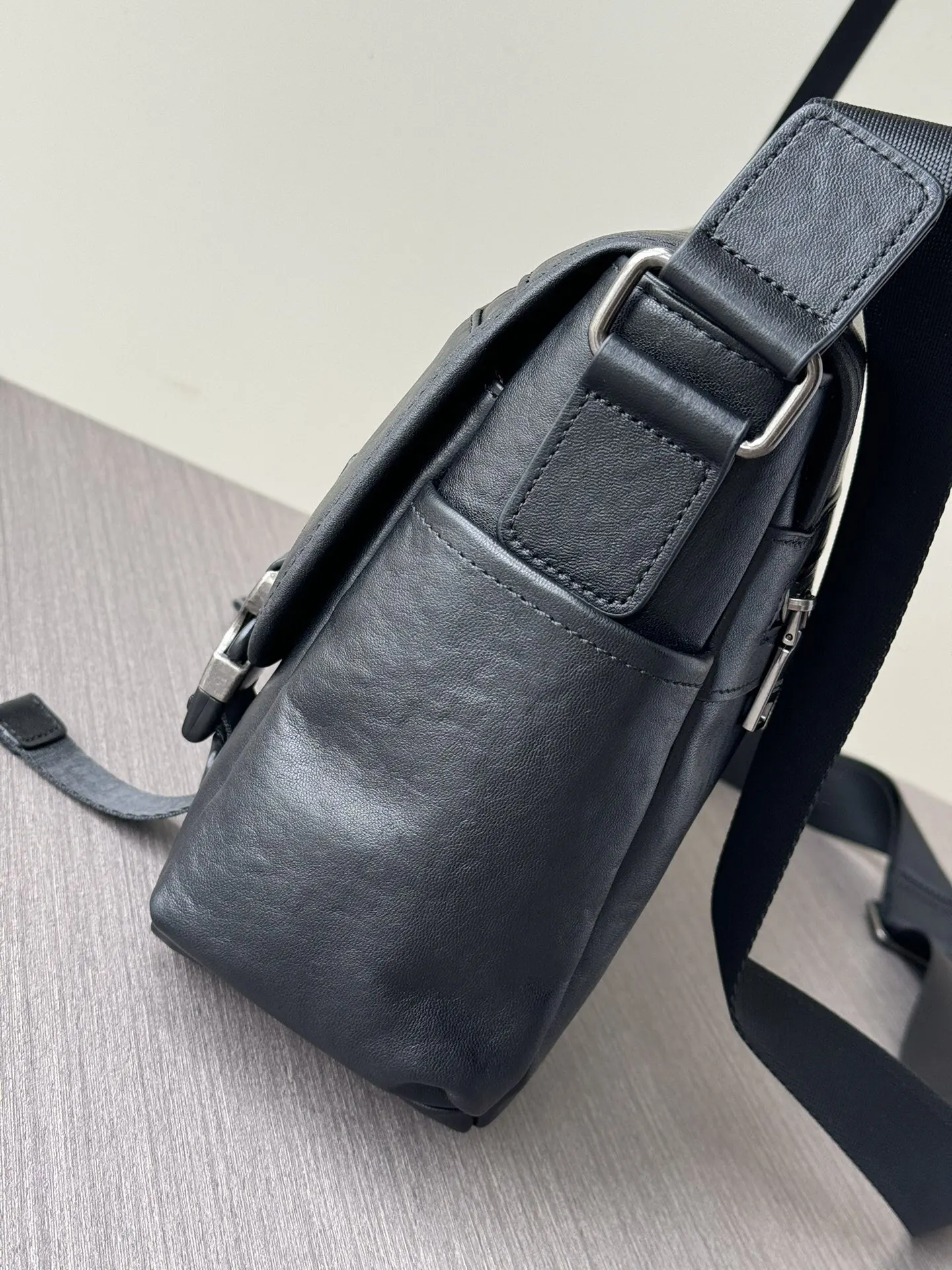PRADA 黑色 牛皮 Logo 斜挎包 日常通勤款