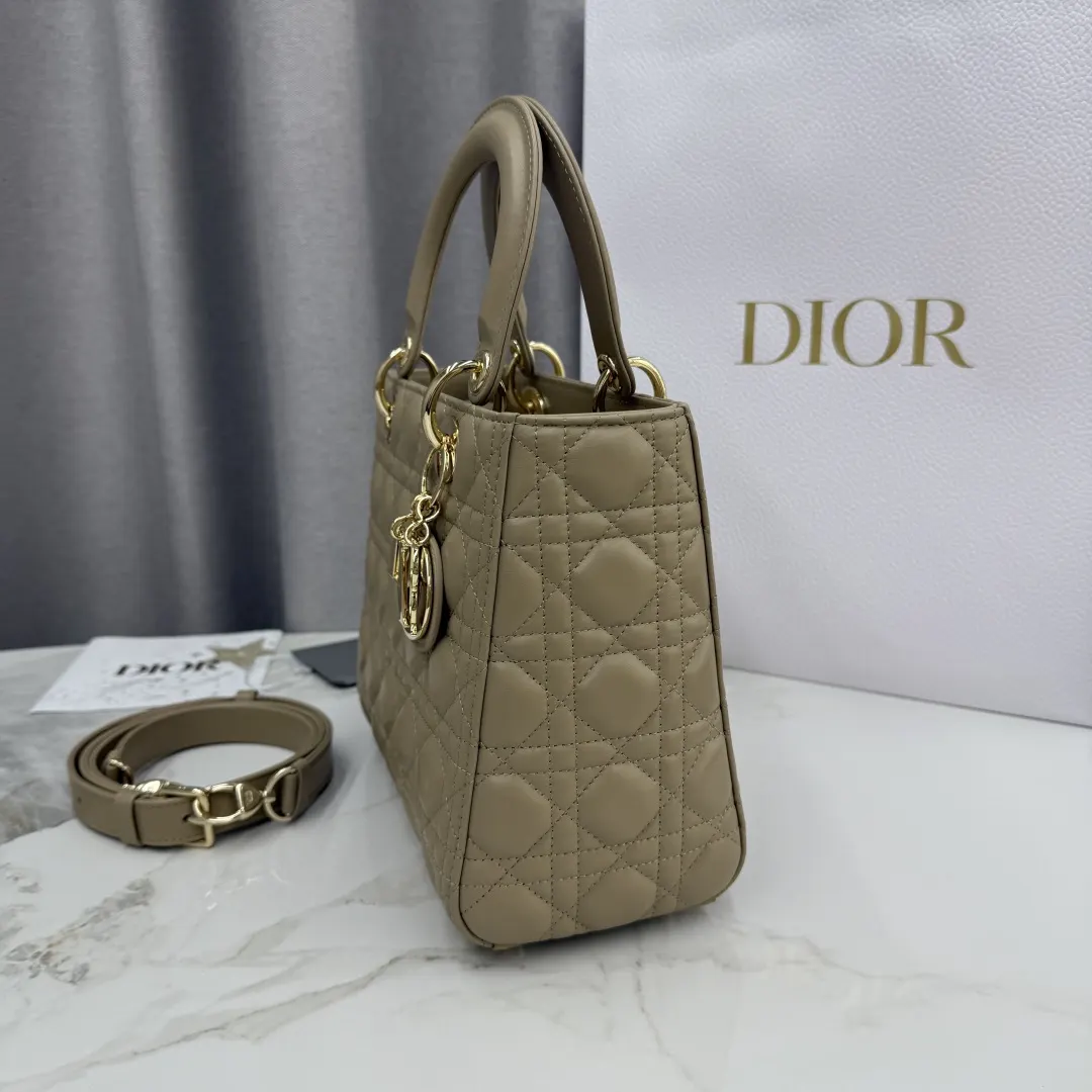 Dior Lady Dior Lady 黄色羊皮卡夹 标签细节