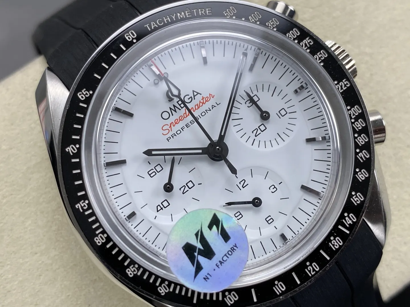 Omega 其造型灵感源自登上月球的第四代超霸腕表的不对称表壳 手錶 經典腕表款