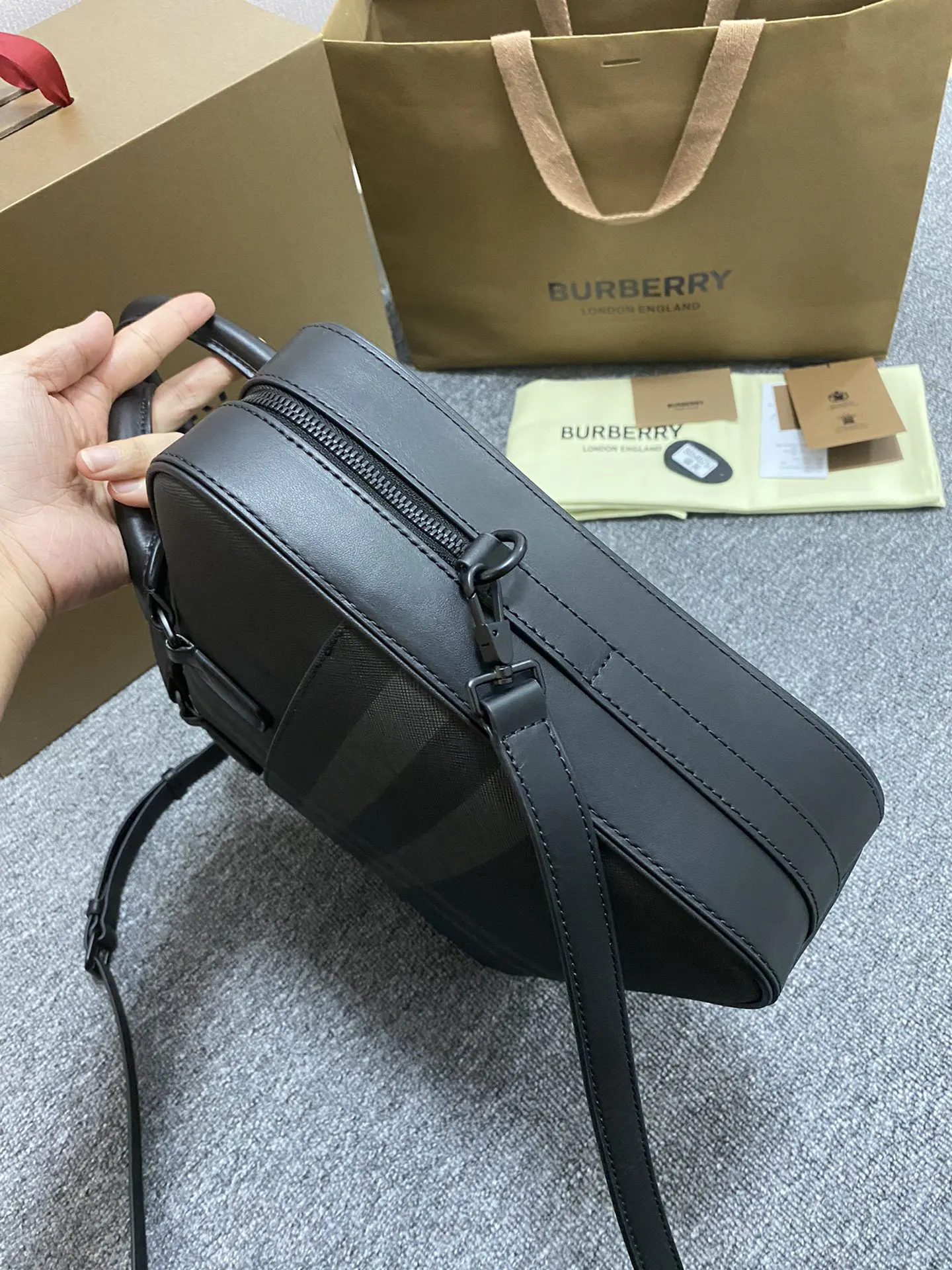 皮革 可缔造手提造型 或使用可拆式背带肩背携带 公文包 商务通勤款