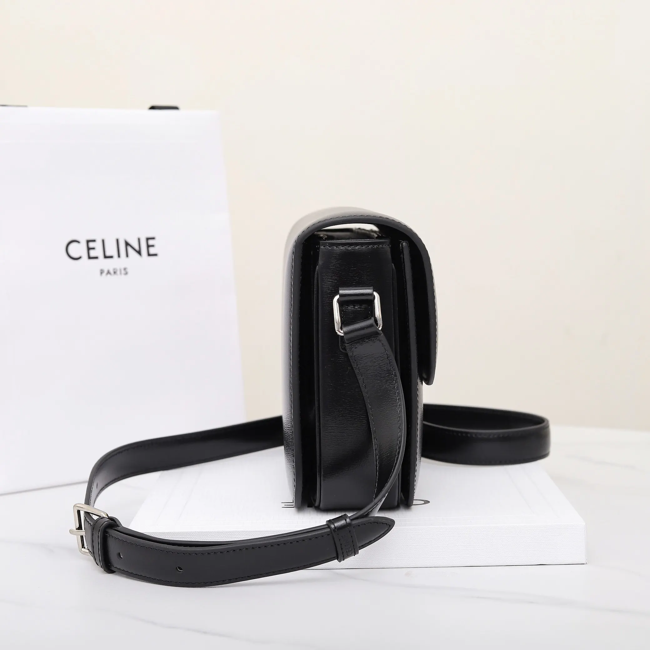 Celine 牛皮 将復古元素与品牌一向拿手的利落线条向结合 气质高贵 水桶包 休閒水桶款