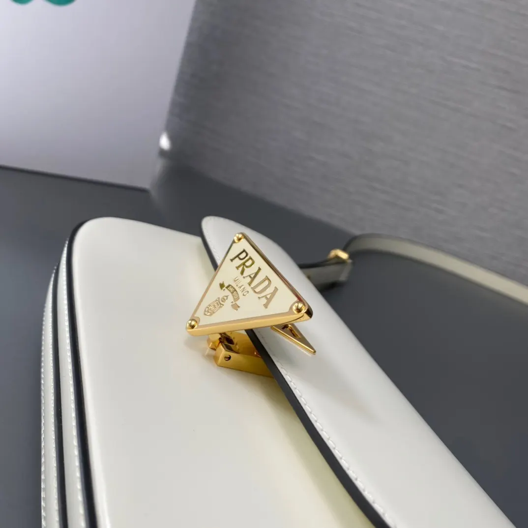 Prada 牛皮 三角标 斜挎包
