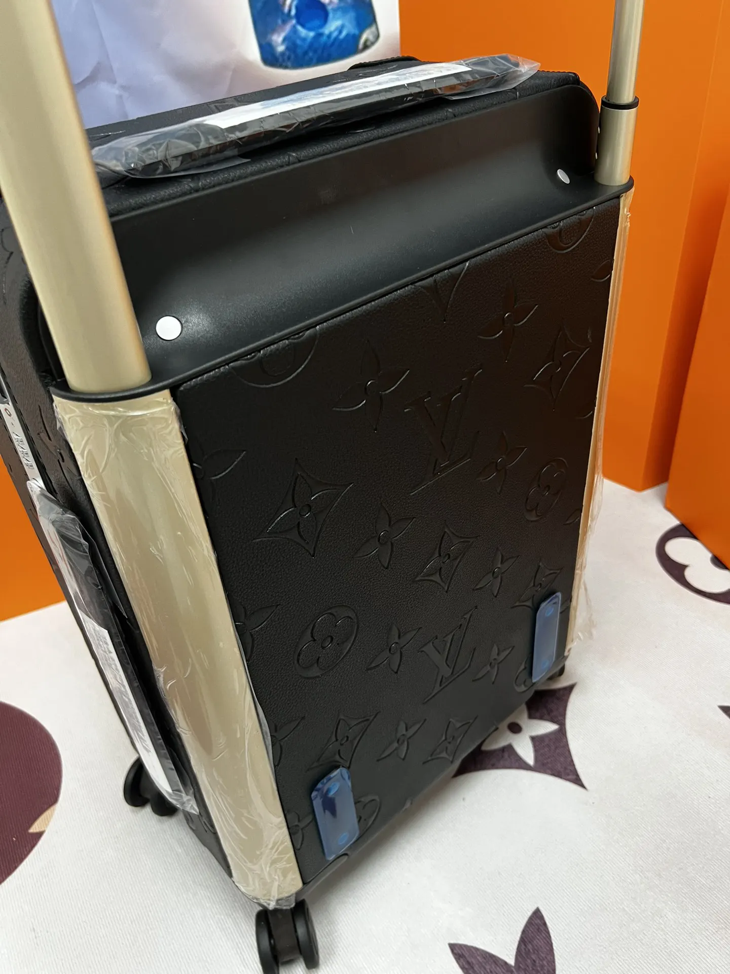 LV 赠送 保护套一个 防尘袋一个 共 只 行李箱 旅行拉杆款 輕便出行款
