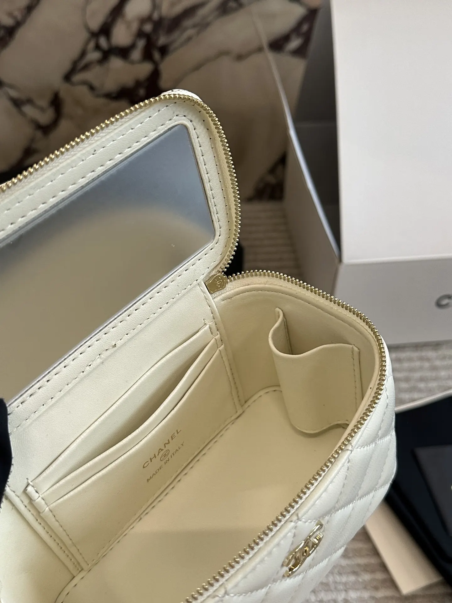 CHANEL 羊皮 亮面金标菱格纹羊皮手柄长 包手提单肩 斜挎包 轻便斜挎款